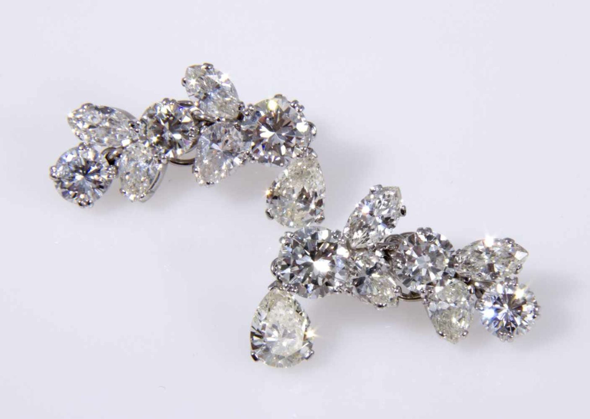 Ein Paar feine Brillant-Diamant-OhrclipsWeißgold 750 (geprüft). Ausgefasst mit je 3 Brill. zus. - Bild 2 aus 3