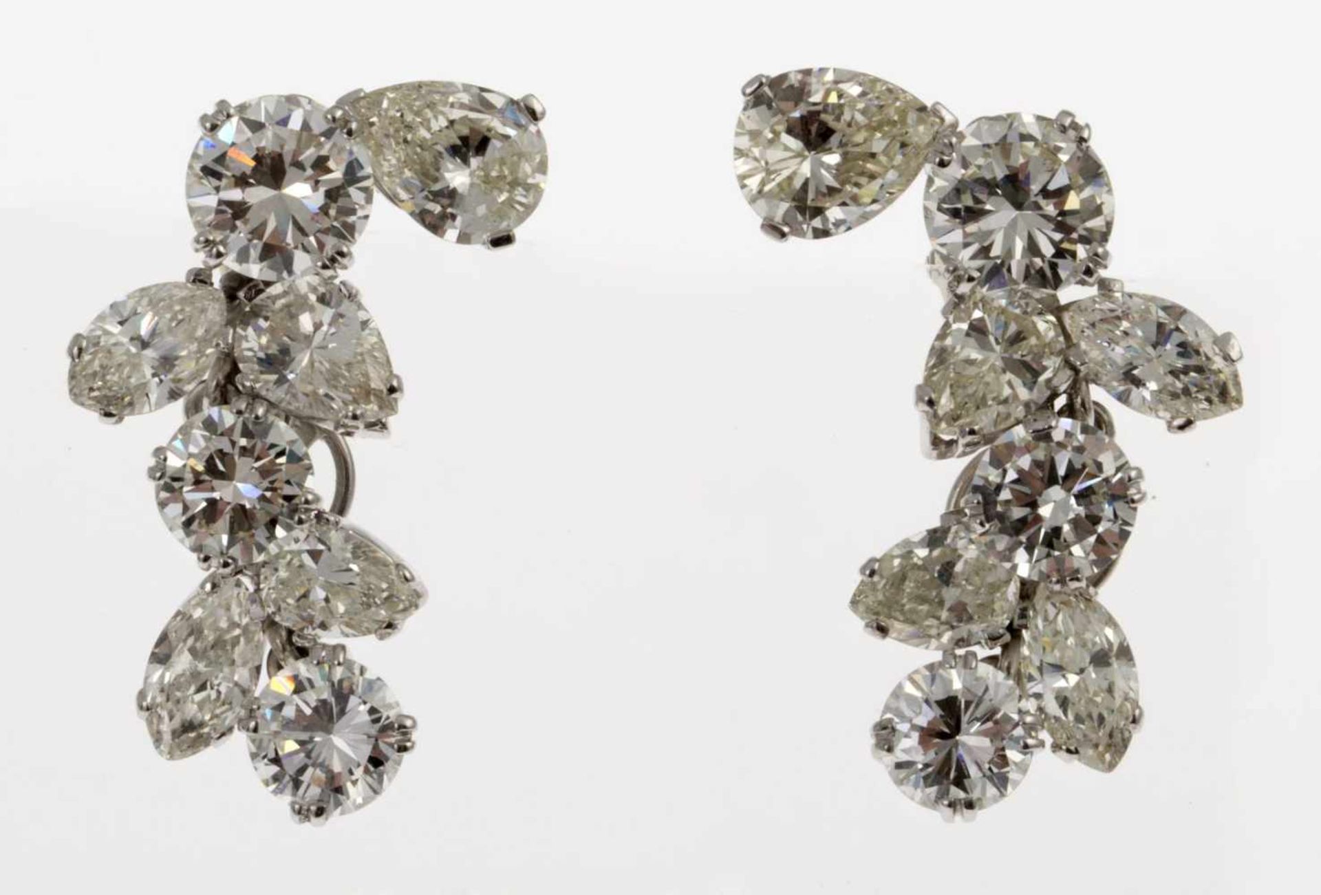 Ein Paar feine Brillant-Diamant-OhrclipsWeißgold 750 (geprüft). Ausgefasst mit je 3 Brill. zus.