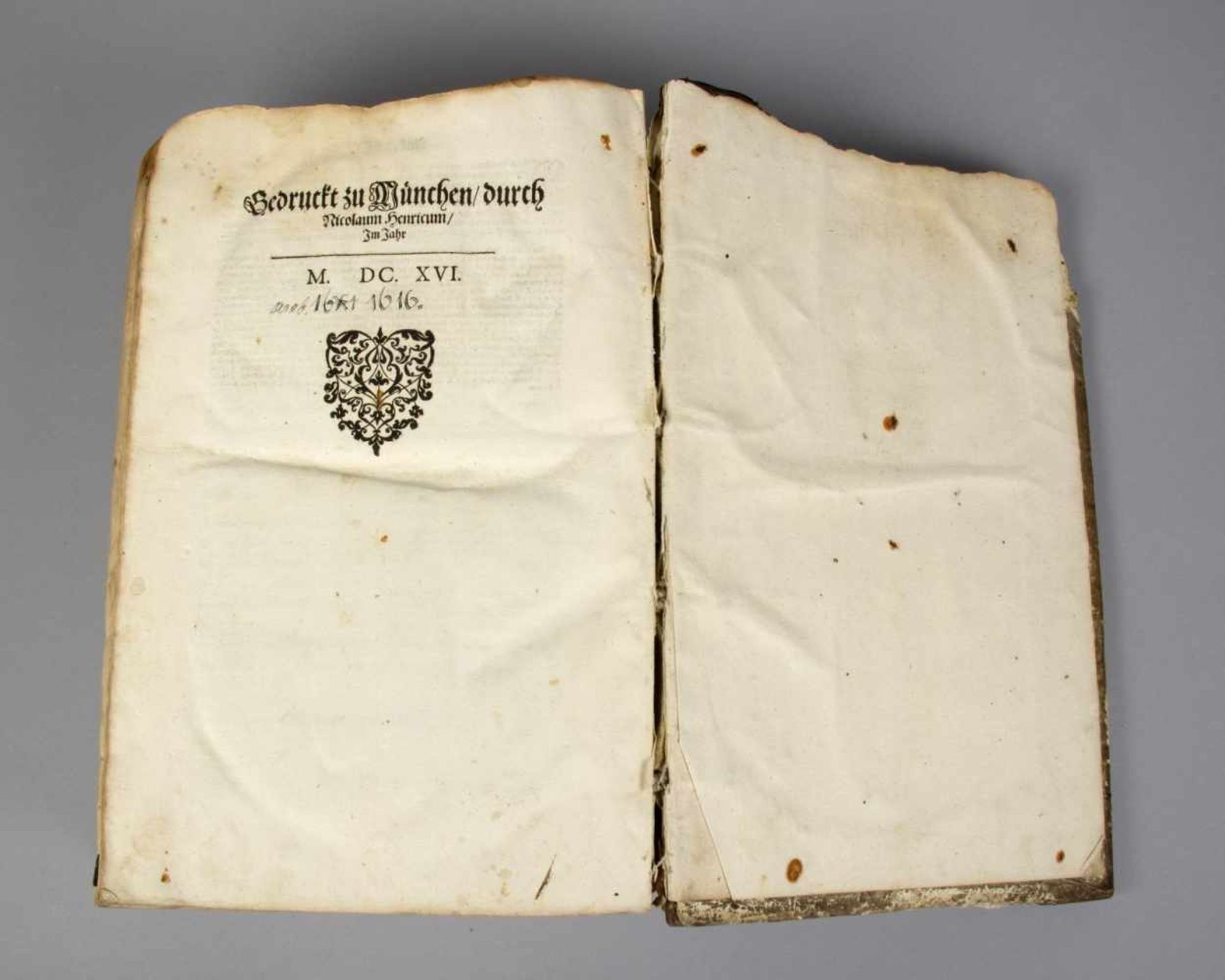 Buch über das Landrecht.Das Titelblatt fehlt. Mchn., Heinrich, 1616. Ldr. Stark besch. - Bild 3 aus 5