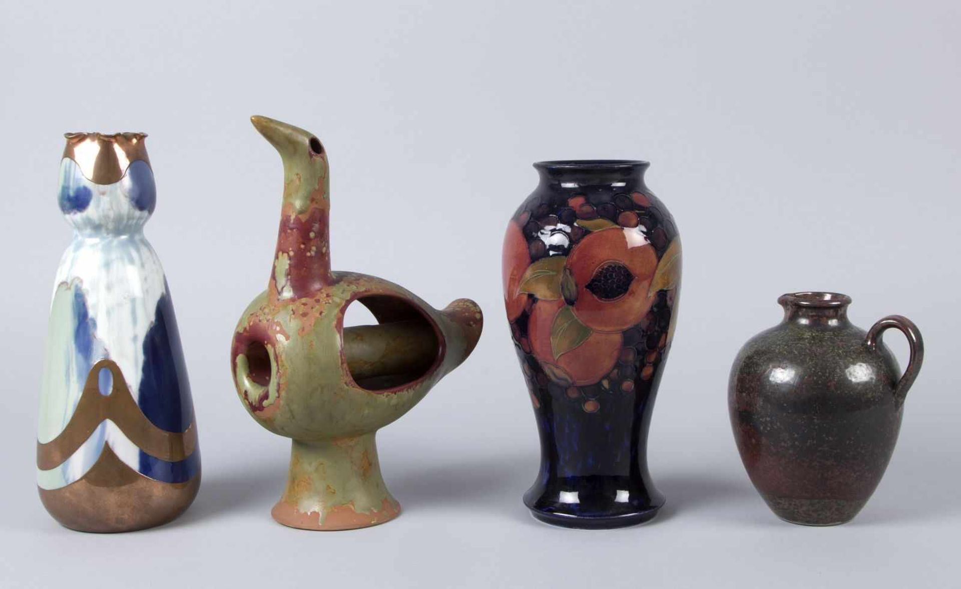 Zwei Vasen, Kännchen und VogelKeramik. Versch.farbige Glasuren. Versch. Formen und Dekore. Marke: