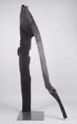Deutsch, 20. Jh.Bogen. Holz, schwarz gebeizt. H. 212 cm. Mit einem Fuß auf einer Metallplatte