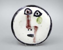 Picasso, Pablo. 1881 Malaga - Mougins 1973Visage. Weißlicher Keramikscherben. Vorderseitig heller