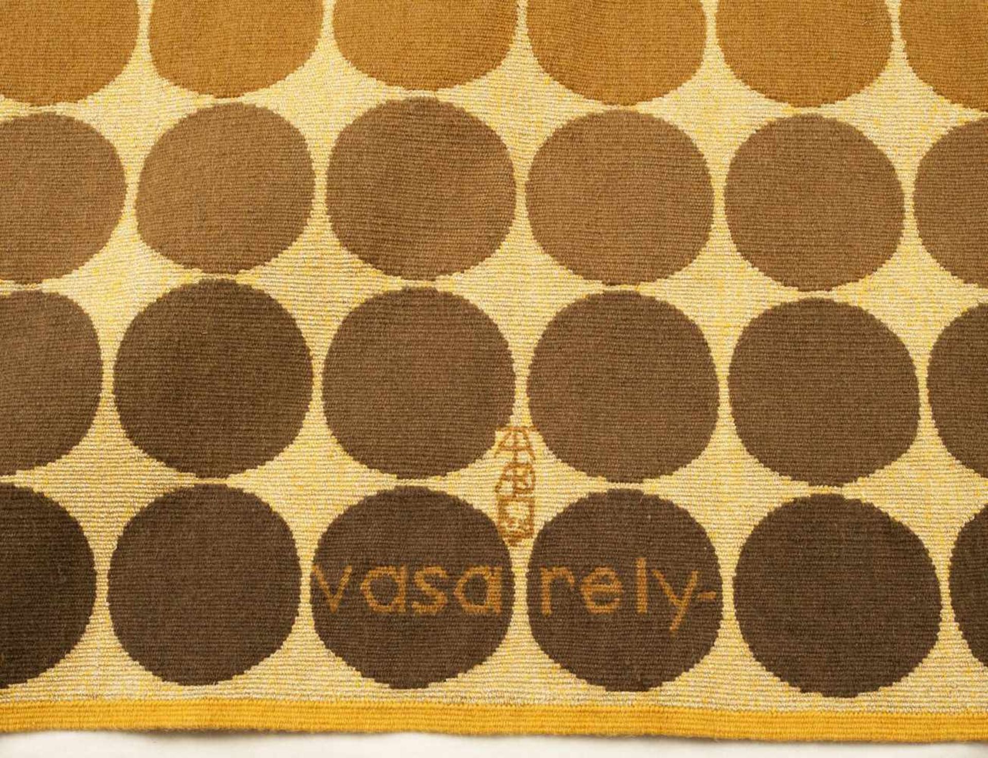 Vasarely, Victor. 1906 Pécs - Paris 1997C.T.A. 102 OR. Wandteppich mit Goldfäden. Komposition mit - Image 2 of 4