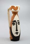 Picasso, Pablo. 1881 Malaga - Mougins 1973Visage. Sandfarbener Keramikscherben. Im Inneren glasiert.