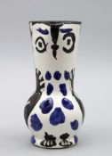 Picasso, Pablo. 1881 Malaga - Mougins 1973Crouchon Hibou. Sandfarbener Keramikscherben. Weißer
