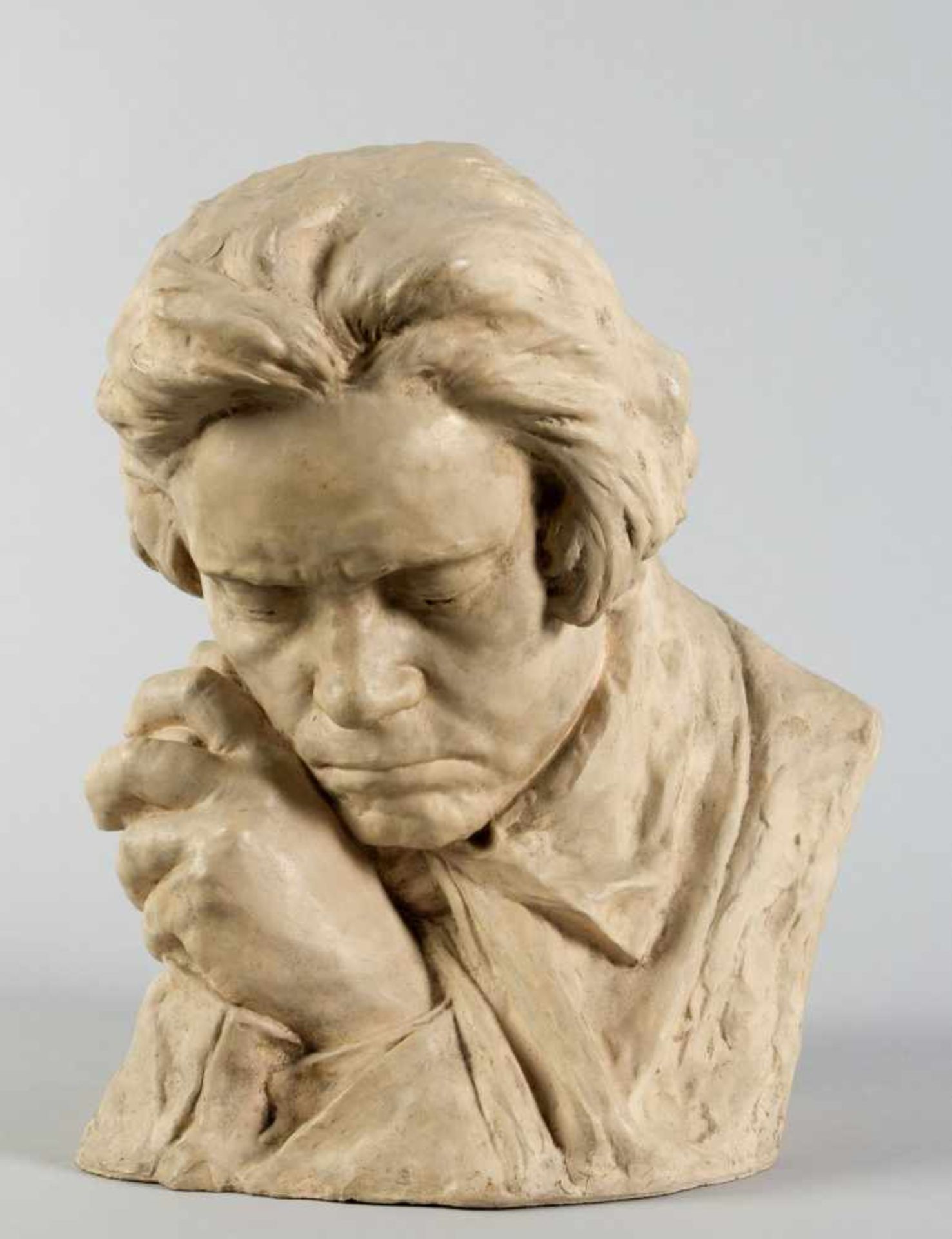 MasseauBüste Ludwig van Beethoven. Terrakotta. Bez. H. 43 cm. Besch. und verschmutzt.