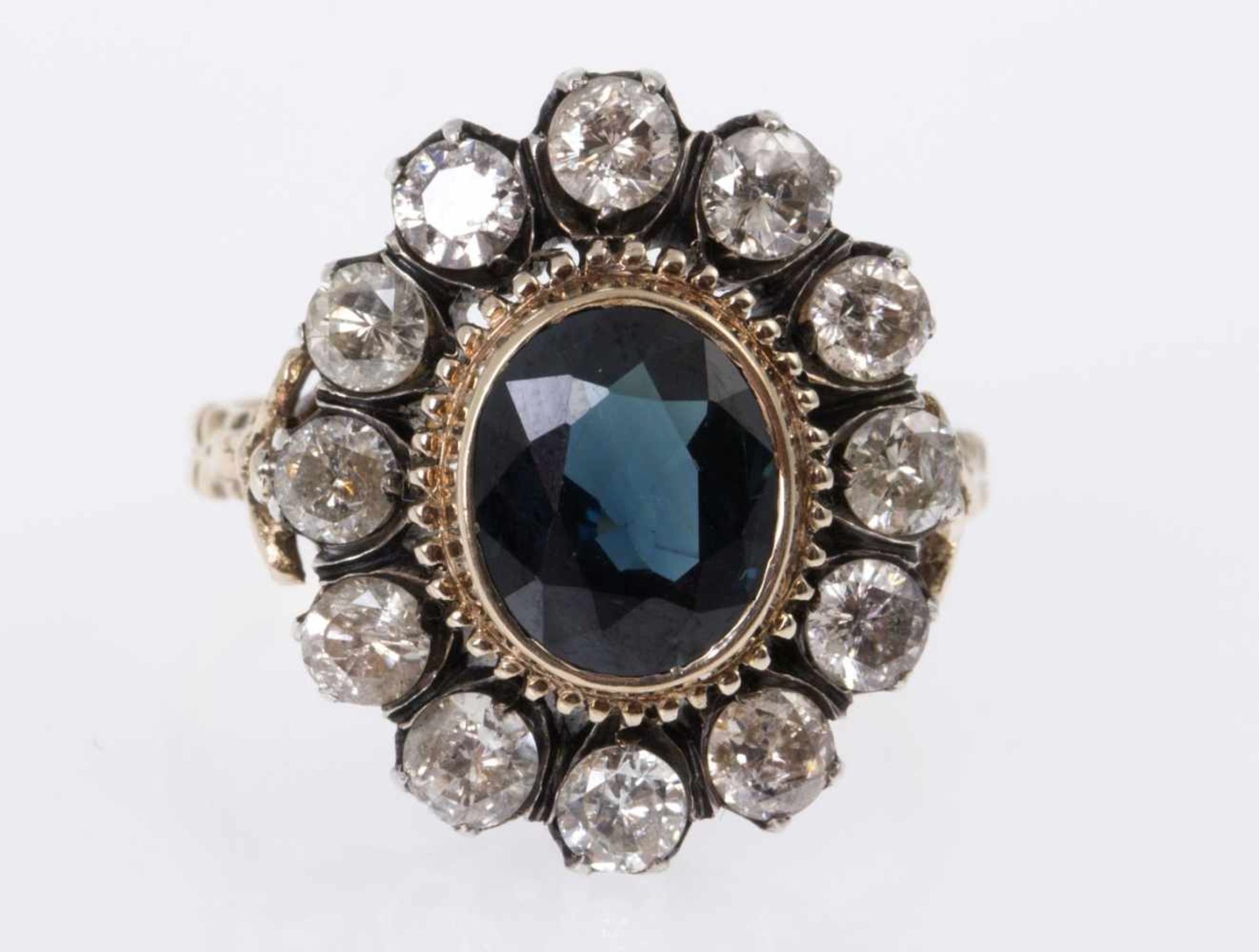 Saphir-Diamant-RingGelbgold 750 und Silber. Ovaler Ringkopf ausgefasst mit synthetischem Saphir, - Bild 2 aus 4