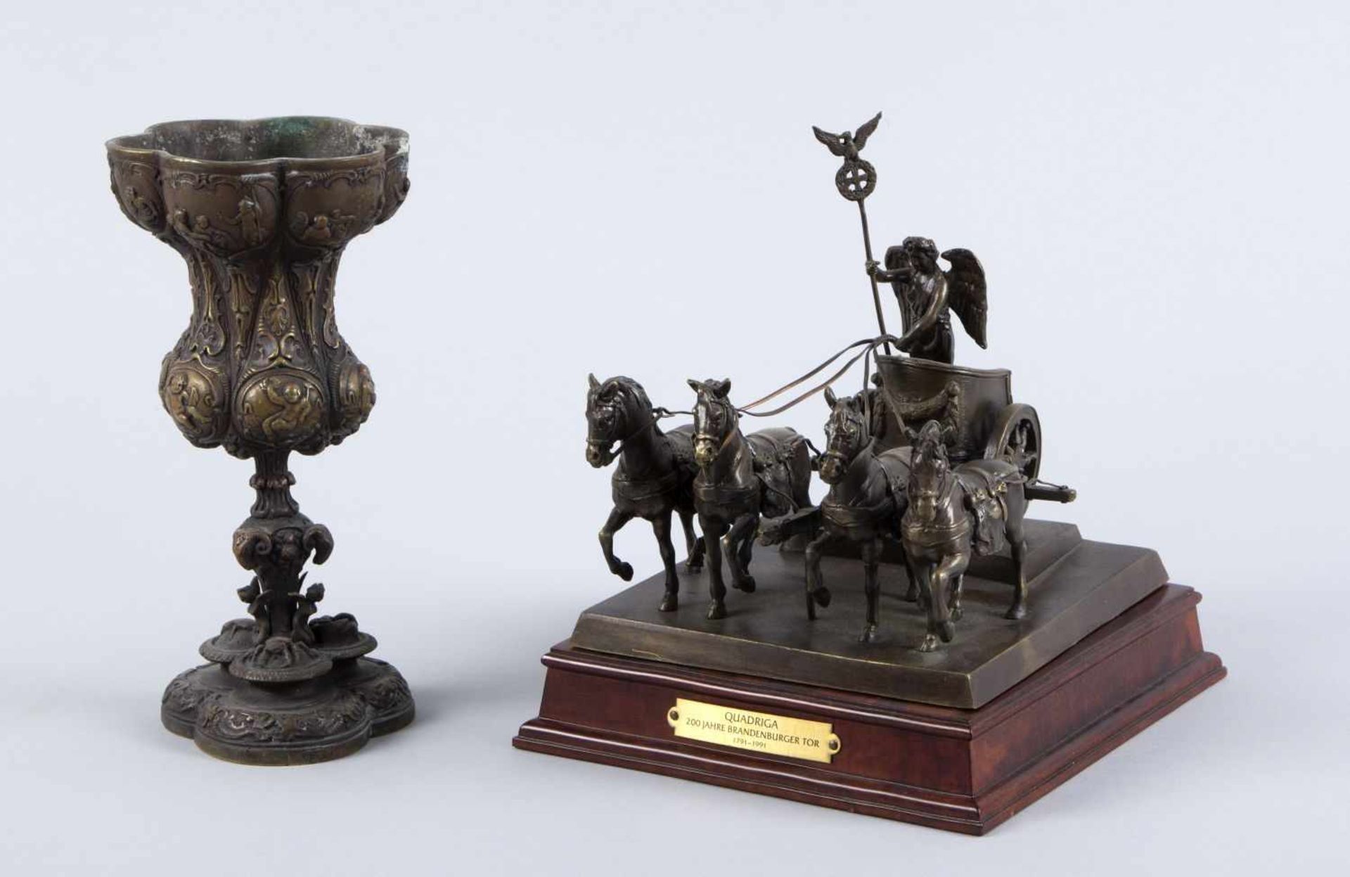 Miniatur der Quadriga und Reproduktion eines barocken Akelei-PokalsBronze. H. bis 20,5 cm.