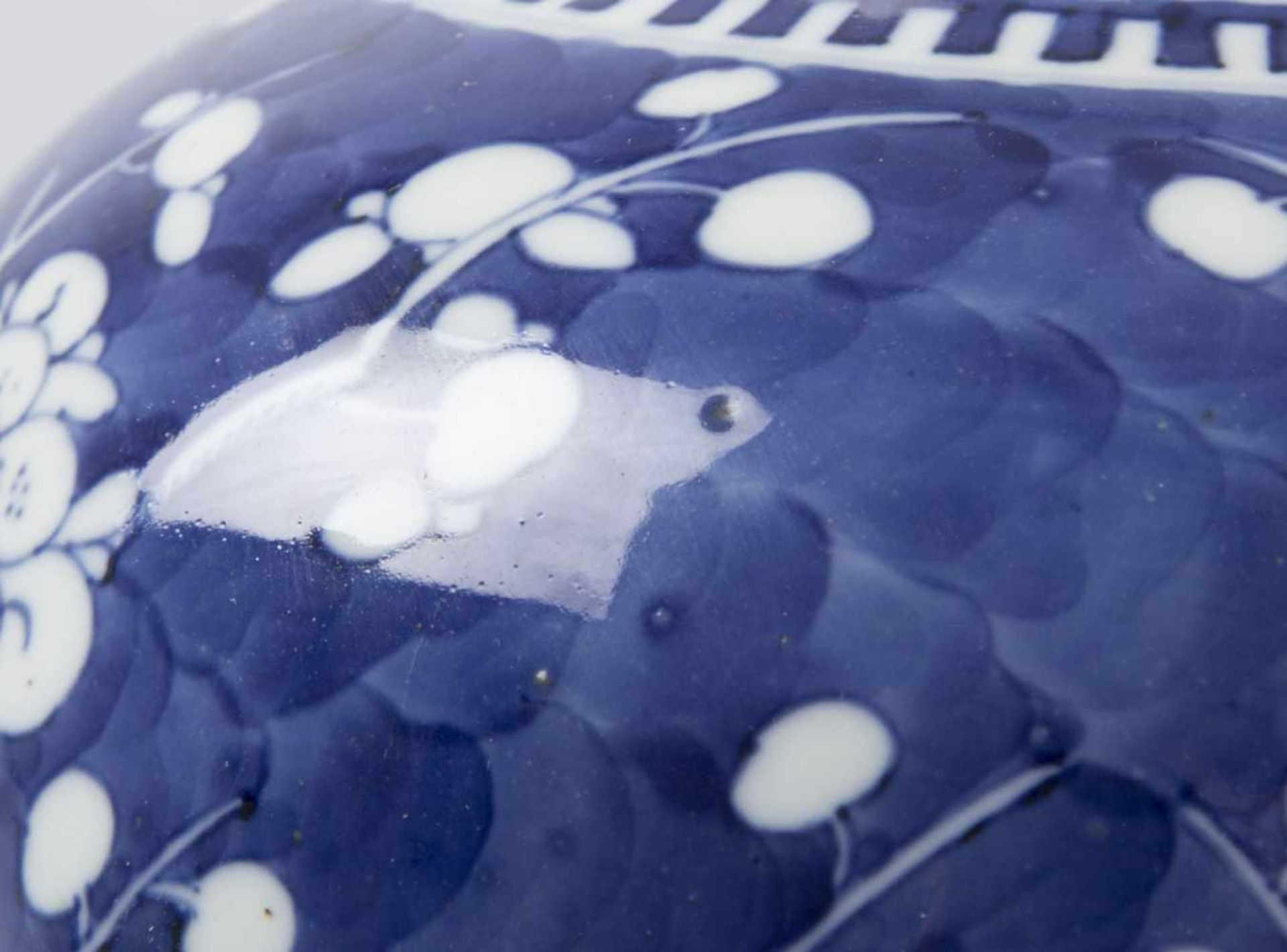 Ingwertopf und VäschenPorzellan. Blau-weißer Kirschblütendekor auf geborstenem Eis. Am Boden - Bild 7 aus 7