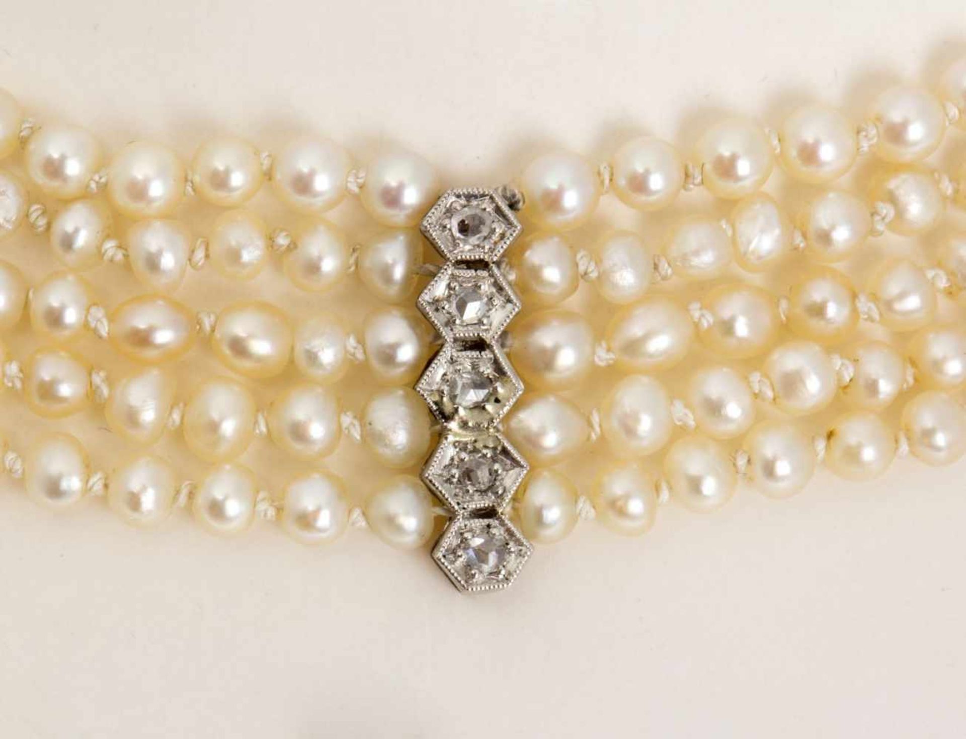 Perlen-Kropfband mit Saphir-Diamant-VerschlussChampagnerfarbene kleine Perlen, leicht unrund, D. ca. - Bild 3 aus 3