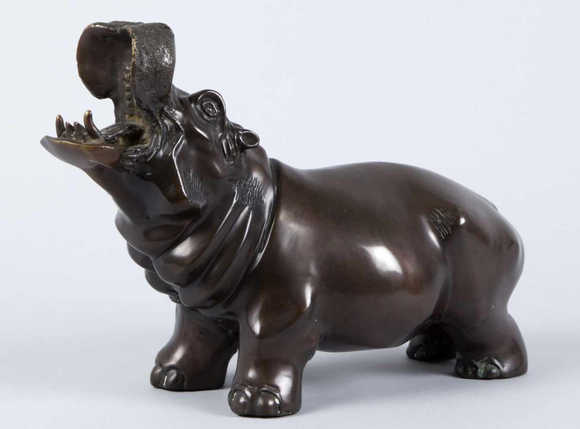 Unbekannt, 20. Jh.Nilpferd. Bronze, schwarz patiniert. L. 35 cm.