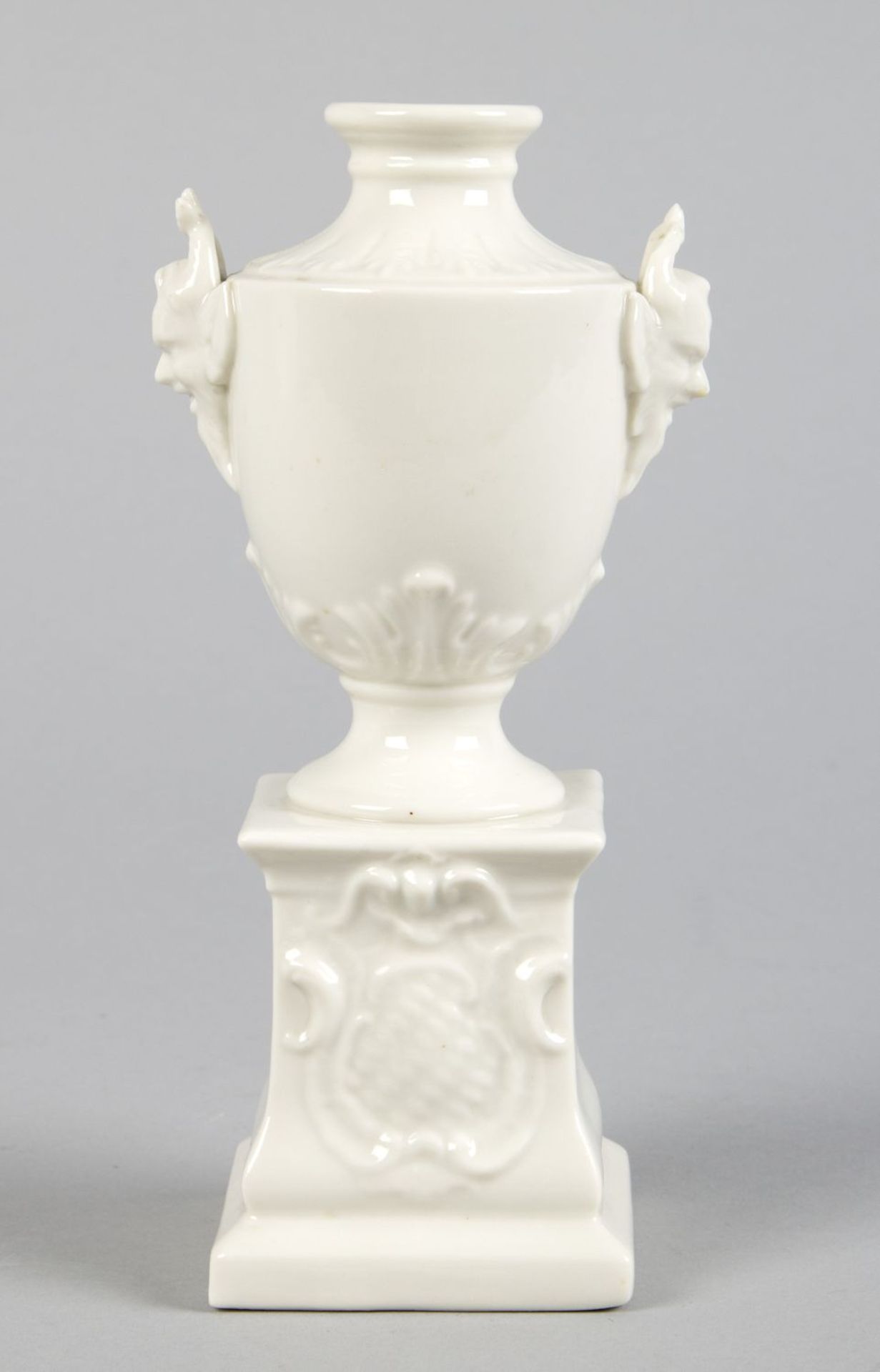 Vase auf SockelMarke: Nymphenburg, Mod.Nr. 734/1a. H. 16 cm.