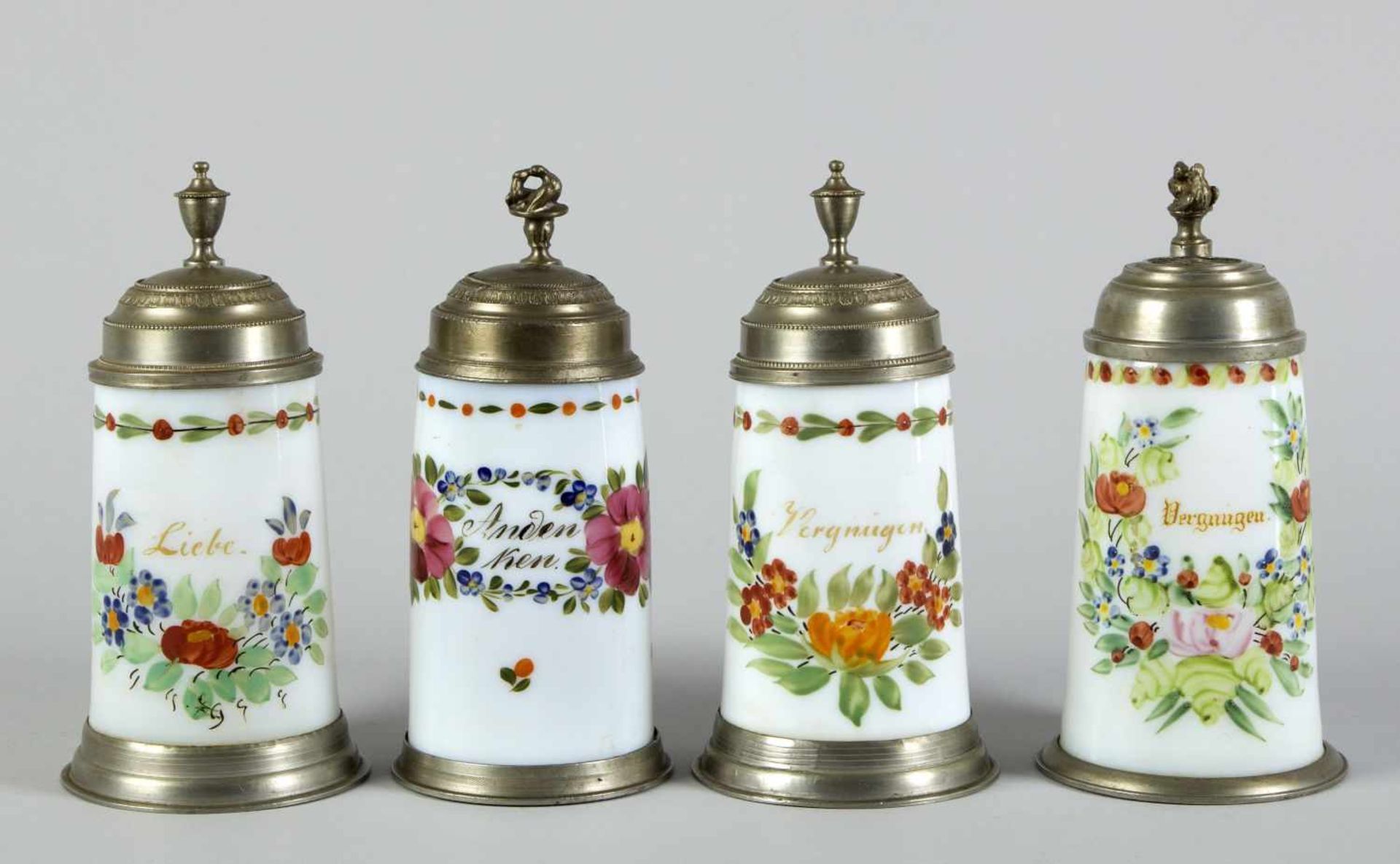 Vier kleine WalzenkrügeMilchglas. Bunte florale Emailbemalung. Deckel, Montierungen und Standringe