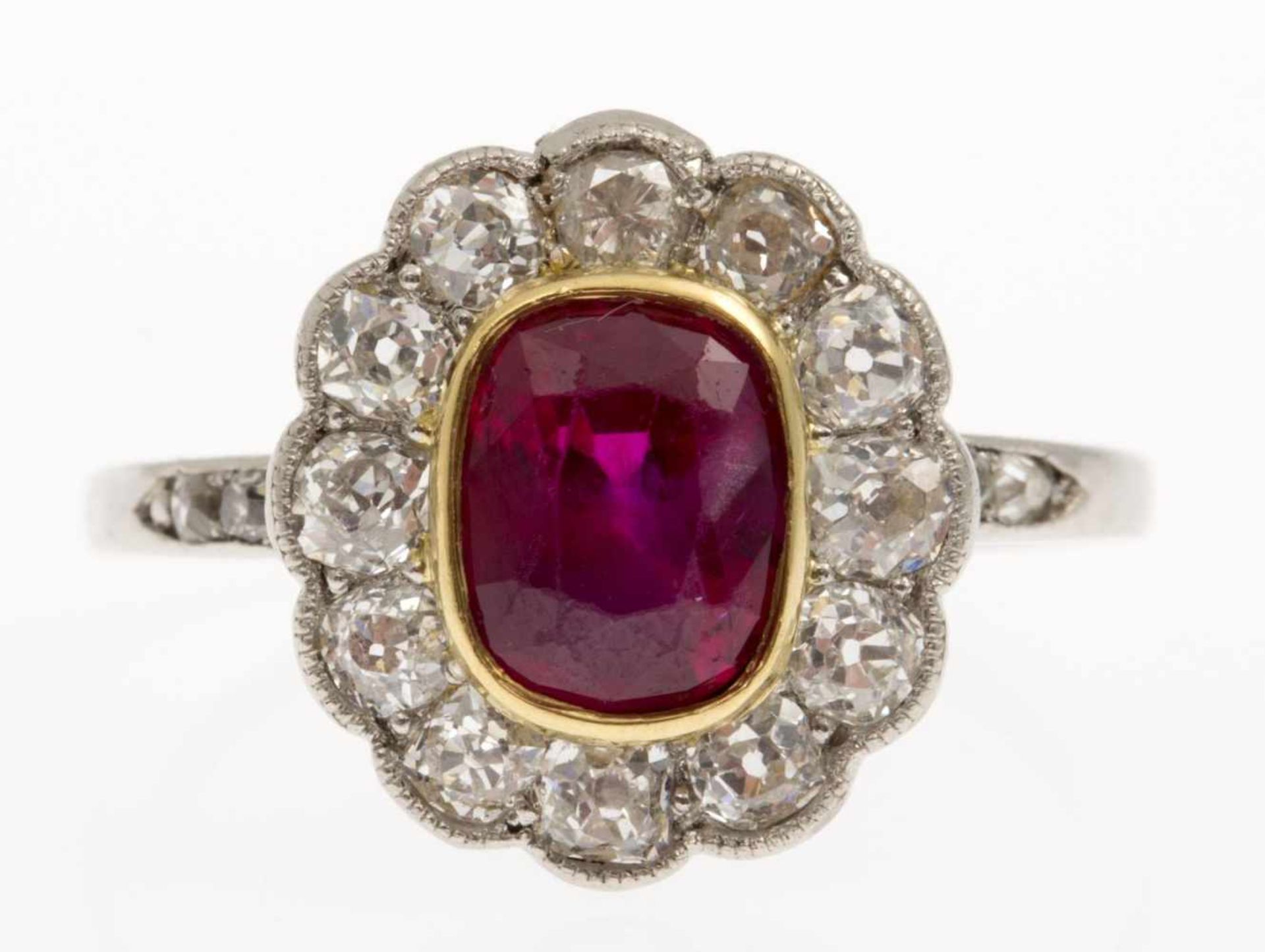 Rubin-Diamant-RingWeißgold und Gelbgold 585 (geprüft). Ringkopf ausgefasst mit ovalem Rubin,