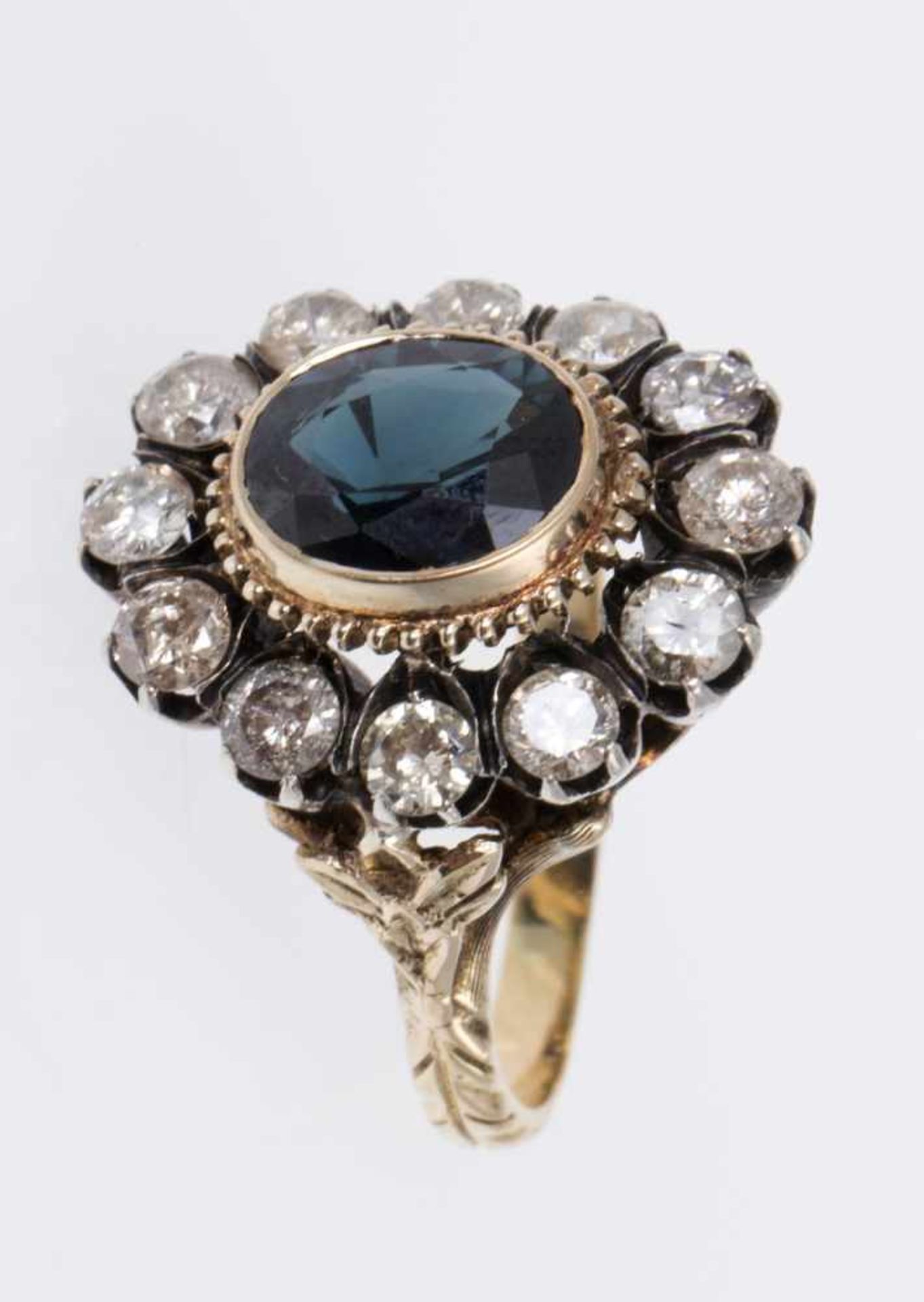 Saphir-Diamant-RingGelbgold 750 und Silber. Ovaler Ringkopf ausgefasst mit synthetischem Saphir,