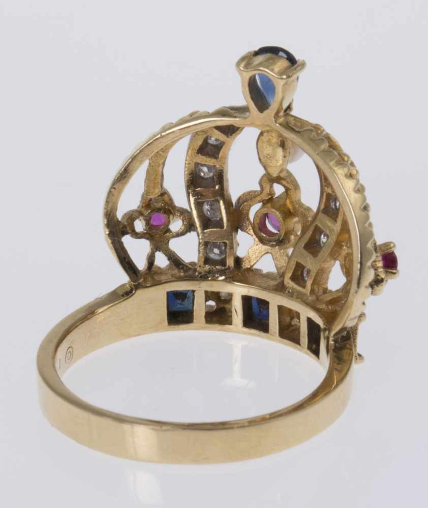 Origineller RingGelbgold und Weißgold 750 (geprüft). Ringkopf in Form einer Krone ausgefasst mit - Bild 2 aus 3