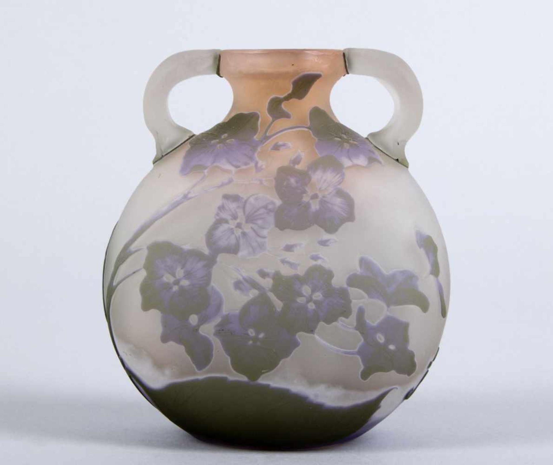 Gallé-Jugendstil-Henkelvase "Hortensias"Farbloses Glas mit violetten, opak weißen und rosa