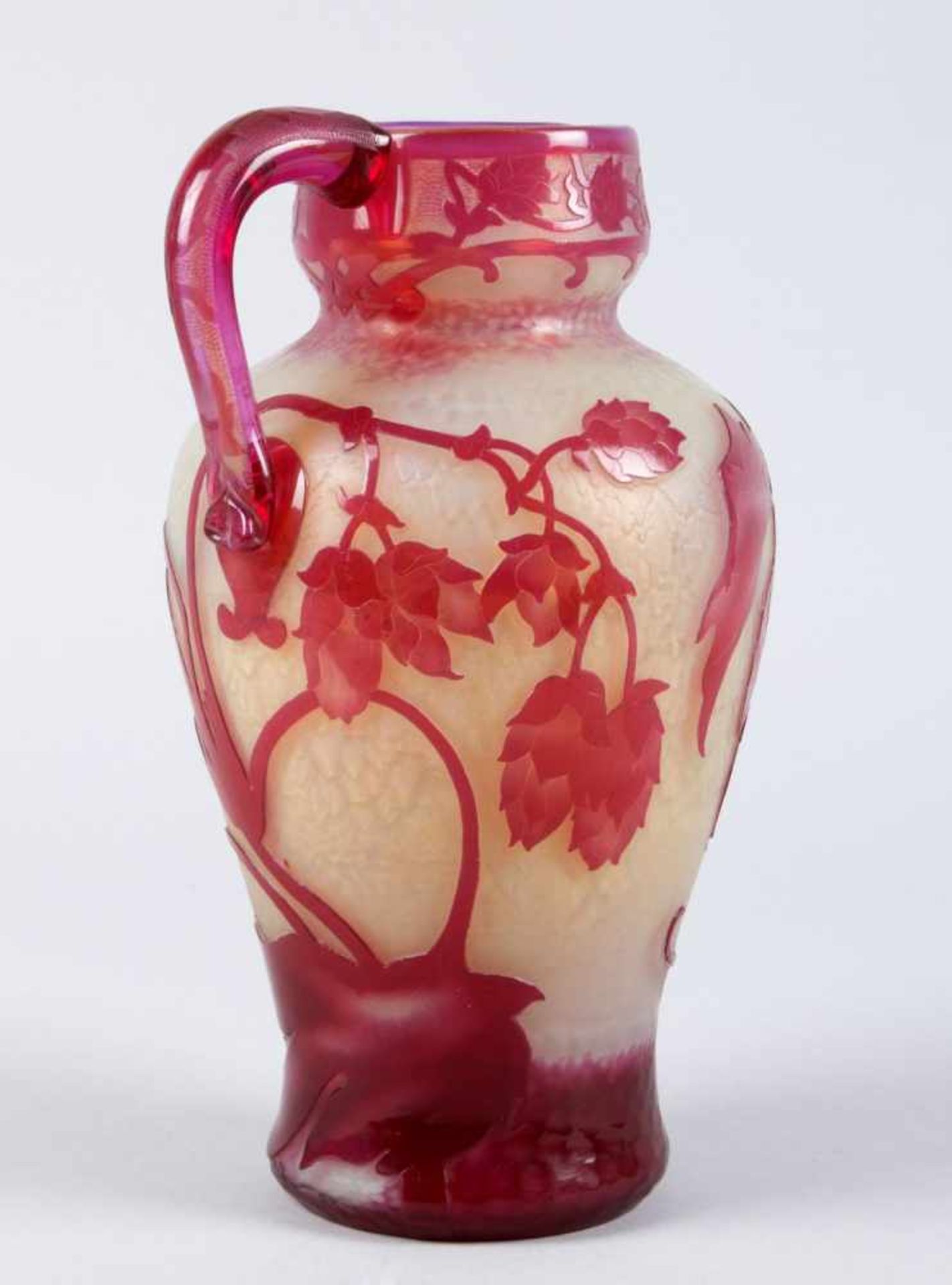 Jugendstil-KrugFarbloses Glas, in kräftigem Rot überfangen, vollständig mit dem Rad graviert und - Bild 3 aus 4