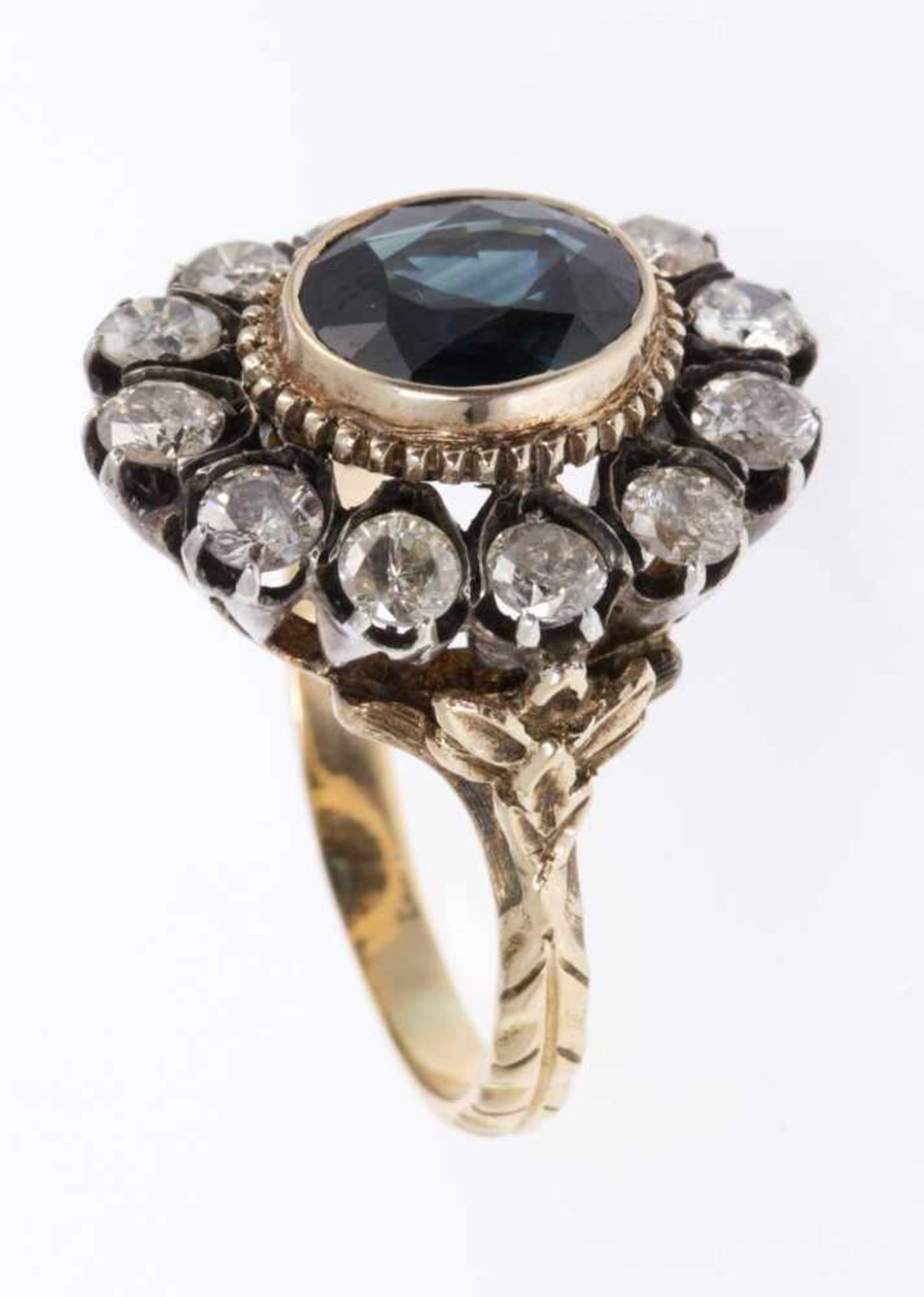 Saphir-Diamant-RingGelbgold 750 und Silber. Ovaler Ringkopf ausgefasst mit synthetischem Saphir, - Bild 3 aus 4