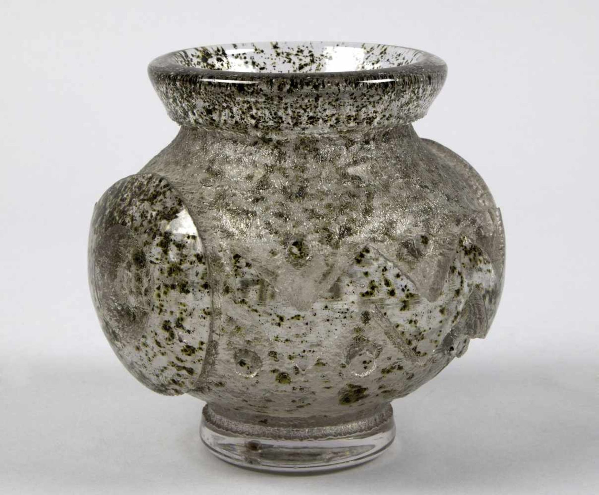 Daum-Art déco-VaseFarbloses Glas mit grünbraunen Pulvereinschmelzungen sowie zahlreichen feinen - Bild 2 aus 3