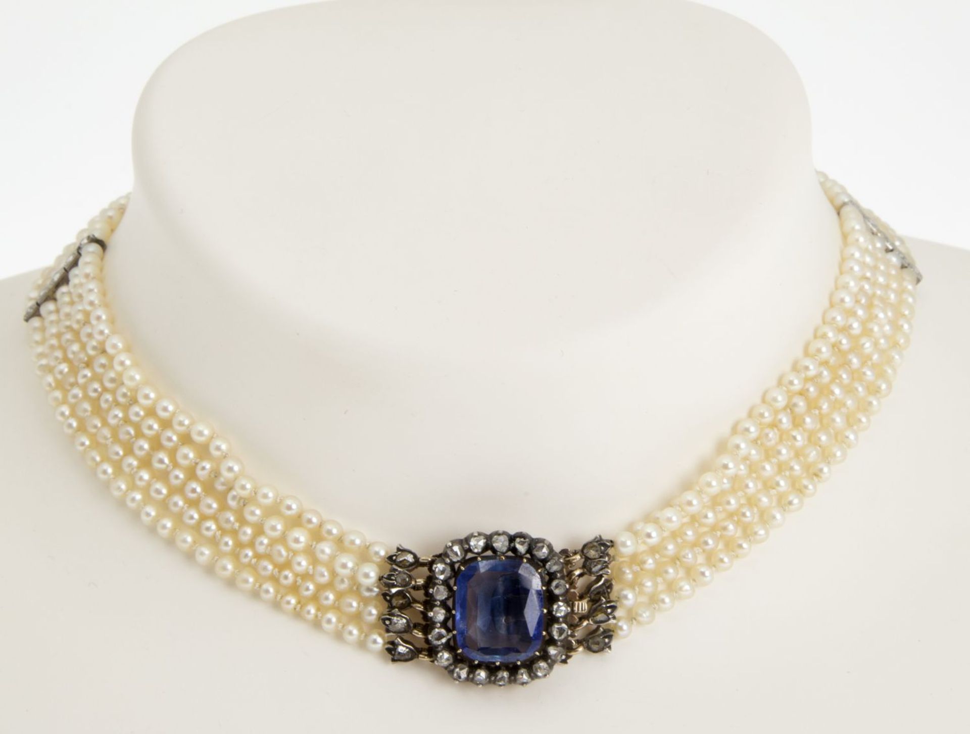 Perlen-Kropfband mit Saphir-Diamant-VerschlussChampagnerfarbene kleine Perlen, leicht unrund, D. ca.