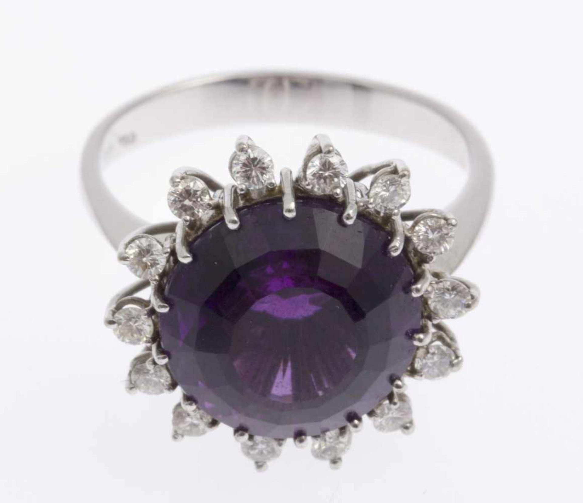 Amethyst-Brillant-RingWeißgold 750. Ringkopf ausgefasst mit rundem Amethyst, facettiert geschliffen, - Bild 3 aus 4