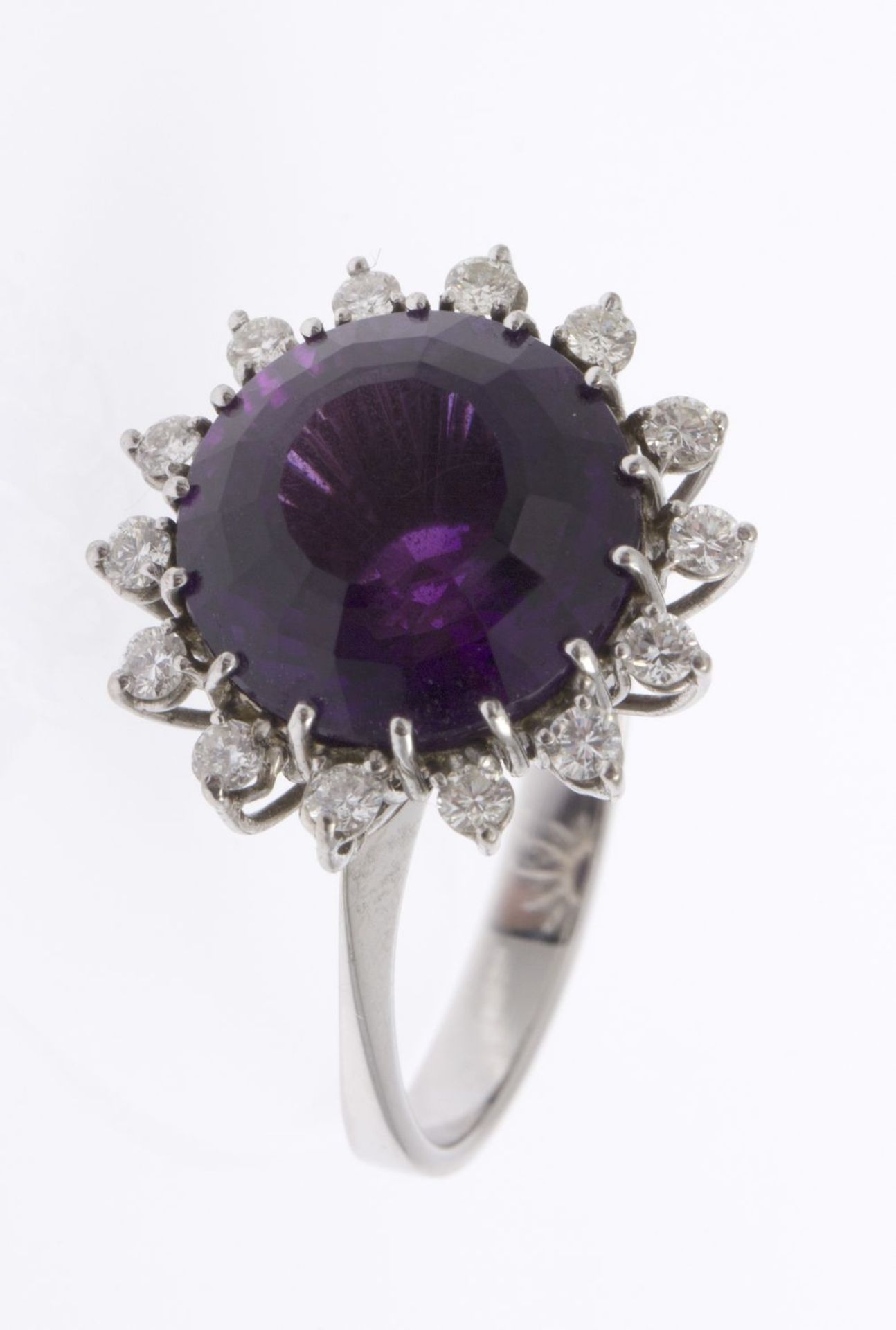 Amethyst-Brillant-RingWeißgold 750. Ringkopf ausgefasst mit rundem Amethyst, facettiert geschliffen,