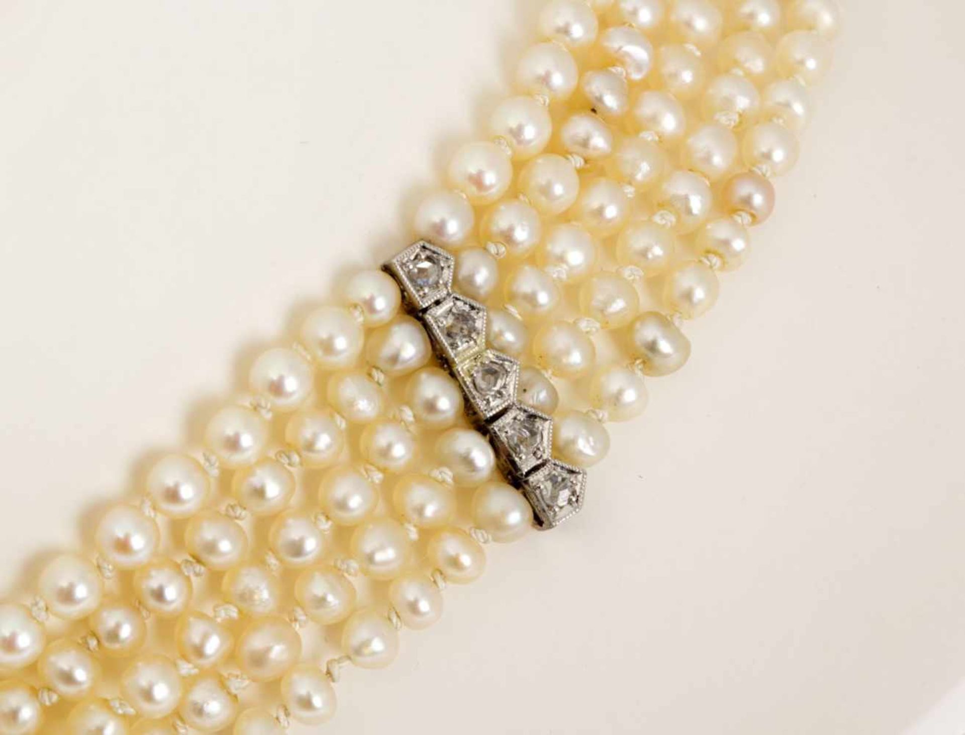 Perlen-Kropfband mit Saphir-Diamant-VerschlussChampagnerfarbene kleine Perlen, leicht unrund, D. ca. - Bild 2 aus 3
