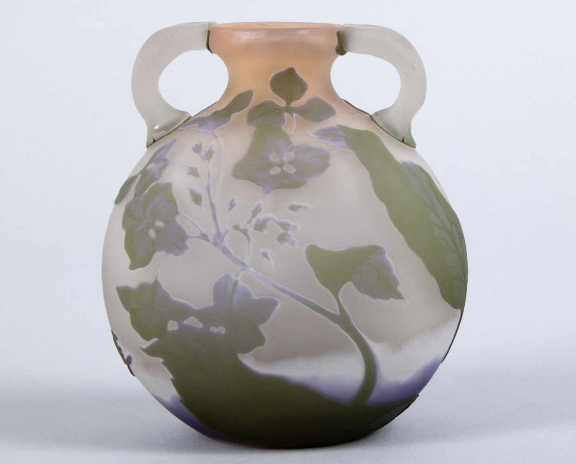 Gallé-Jugendstil-Henkelvase "Hortensias"Farbloses Glas mit violetten, opak weißen und rosa - Bild 2 aus 2