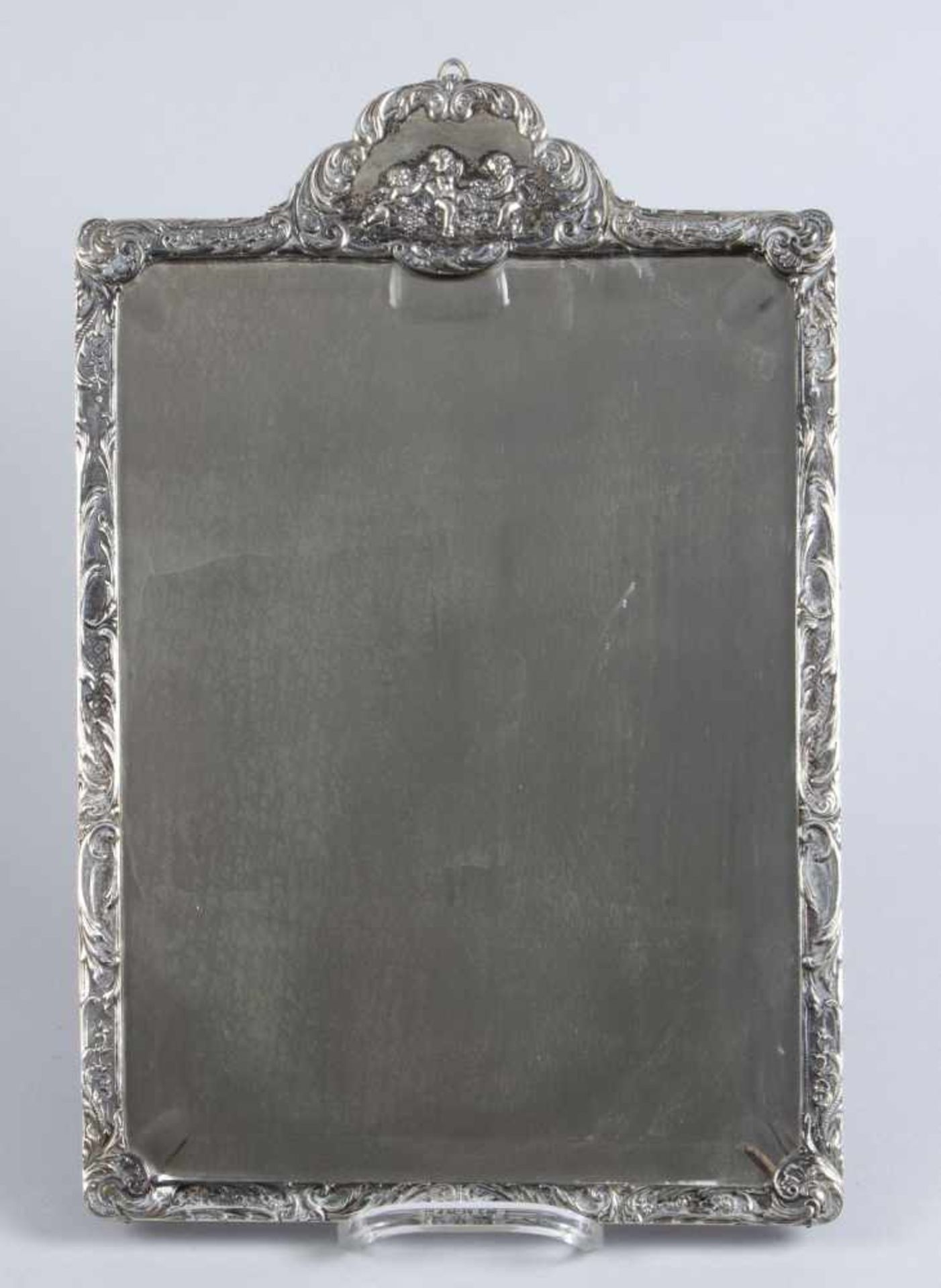 WandspiegelRahmung aus Silber 800. Putten- und Rankendekor. Firmensignet. Deutsch. 41 x 28 cm.- - -