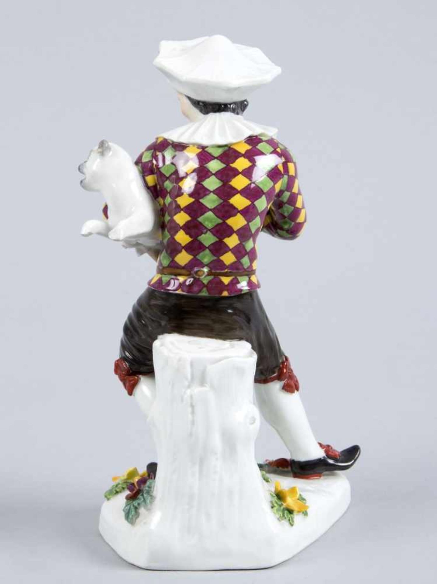 Harlekin mit MopsPolychrome Bemalung. Marke: Meissen, um 1870-1922, Mod.Nr. 3034. Nach Entwurf von - Bild 2 aus 4