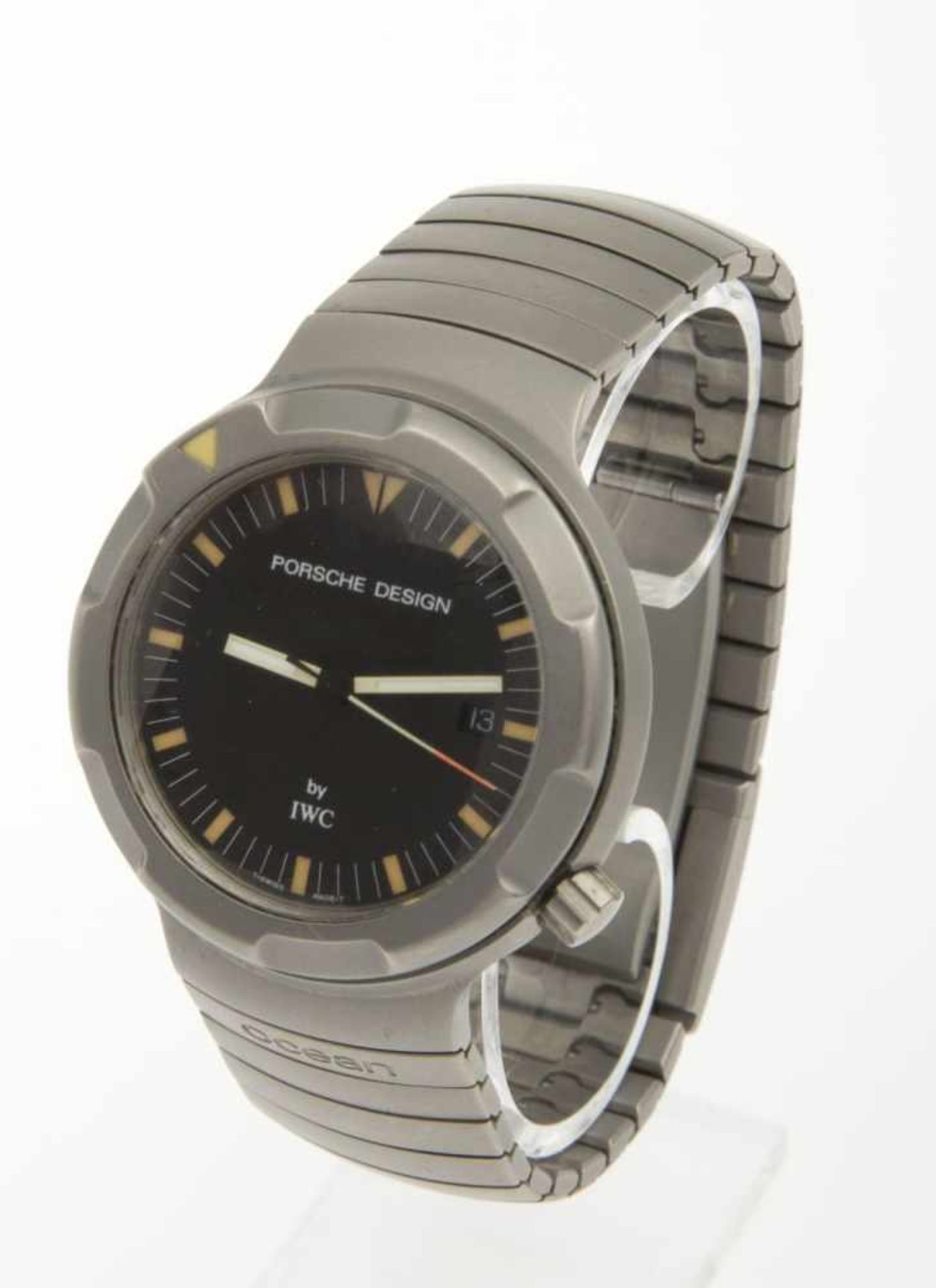 Automatische IWC-Armbanduhr Ocean by Porsche DesignGehäuse und Armband aus mattiertem Titan.