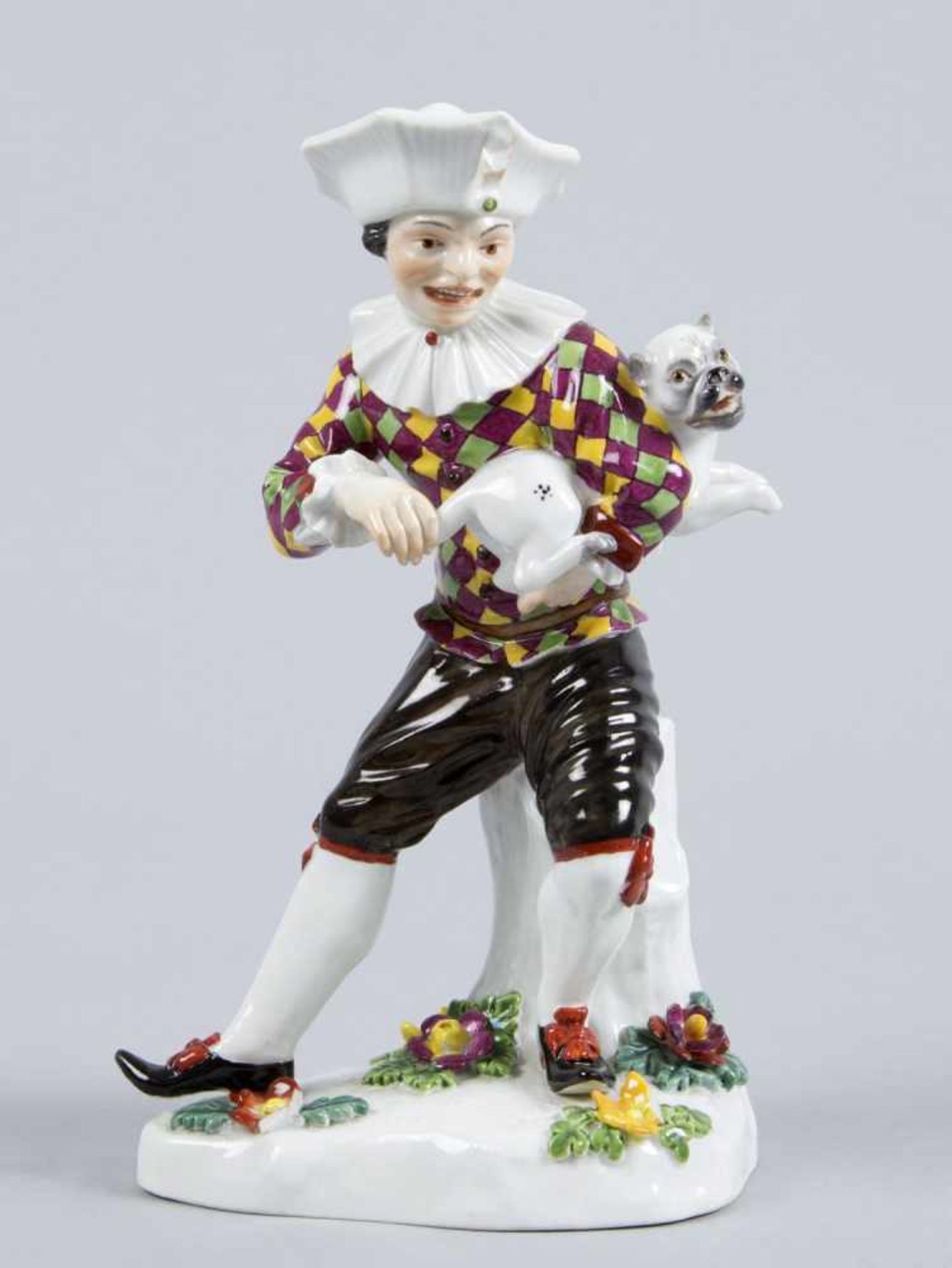 Harlekin mit MopsPolychrome Bemalung. Marke: Meissen, um 1870-1922, Mod.Nr. 3034. Nach Entwurf von