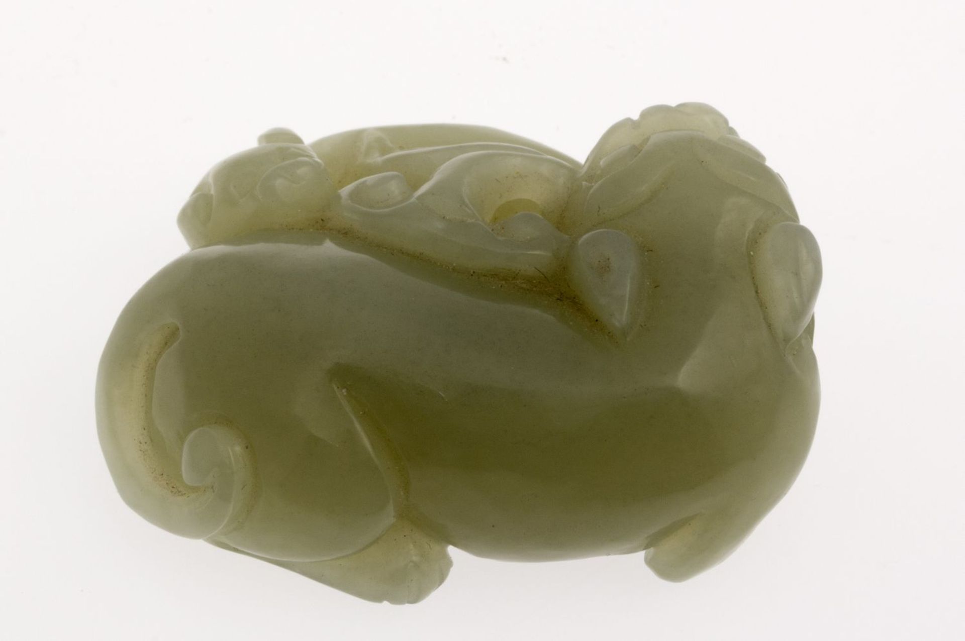 Fo-Hund mit JungemWohl hellgrüne Jade. China, wohl 19./20. Jh. L. 5 cm.- - -27.00 % buyer's - Bild 3 aus 4
