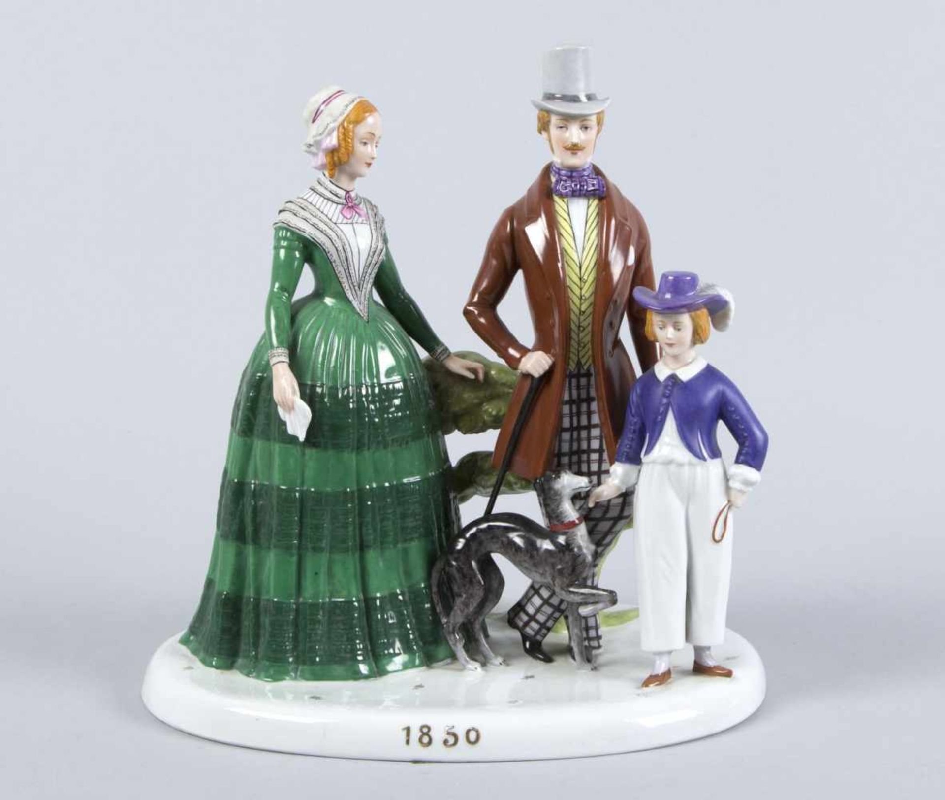 Biedermeier-Familie mit WindhundPolychrome Bemalung. Auf dem Sockel dat. 1850. Marke: Fraureuth