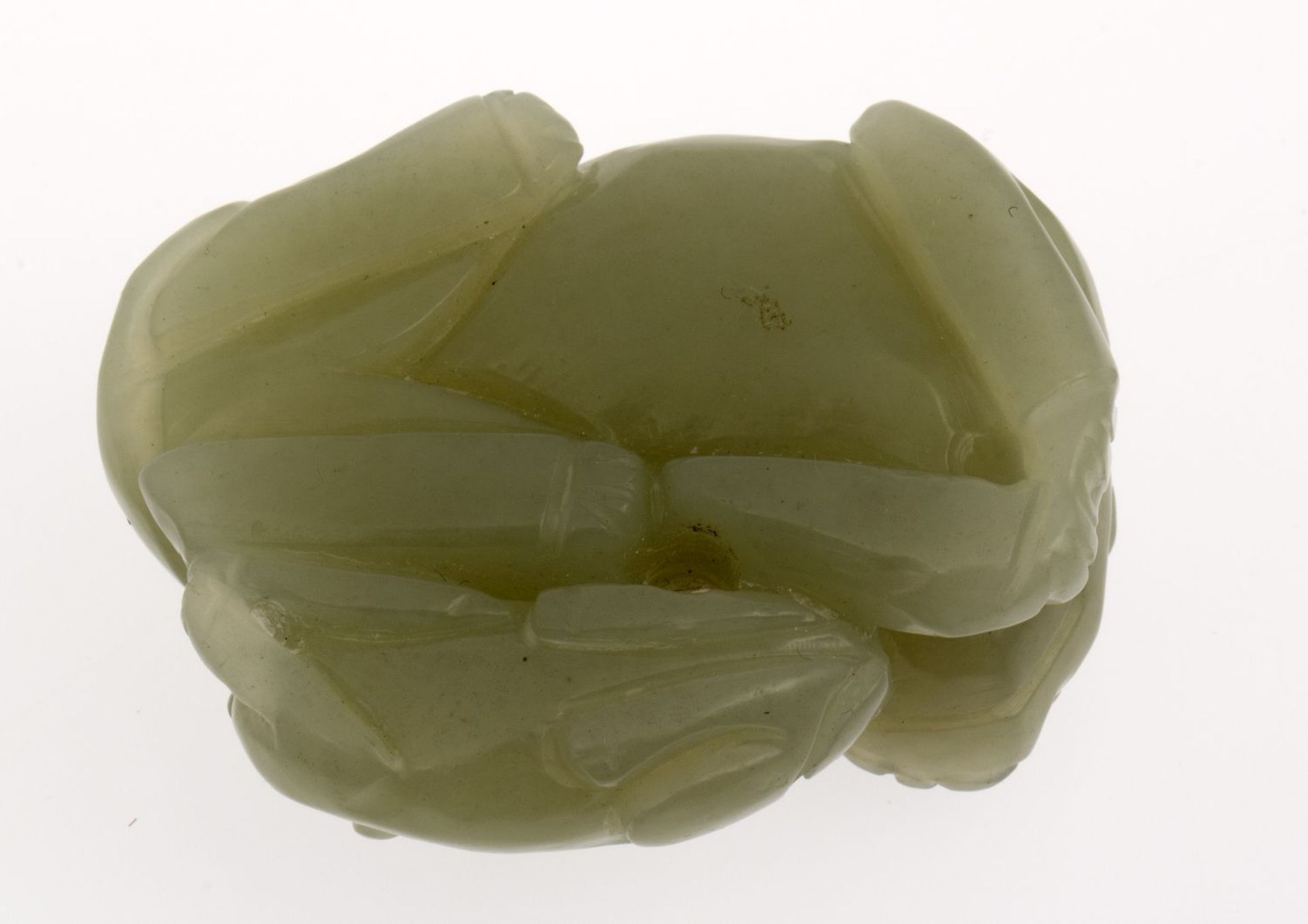 Fo-Hund mit JungemWohl hellgrüne Jade. China, wohl 19./20. Jh. L. 5 cm.- - -27.00 % buyer's - Bild 4 aus 4