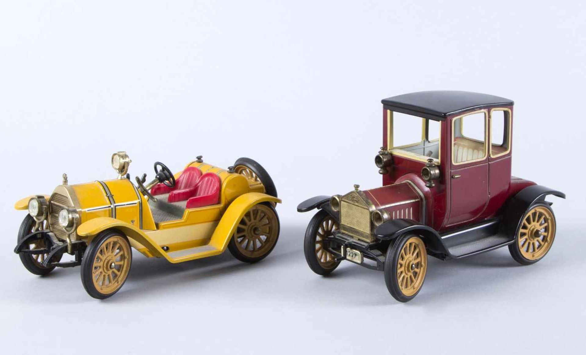 Zwei OldtimerMetall. Farbige Lackierung. Mercer, Typ 35 J, 1913 und Ford, Coupe T, 1917. Marke: