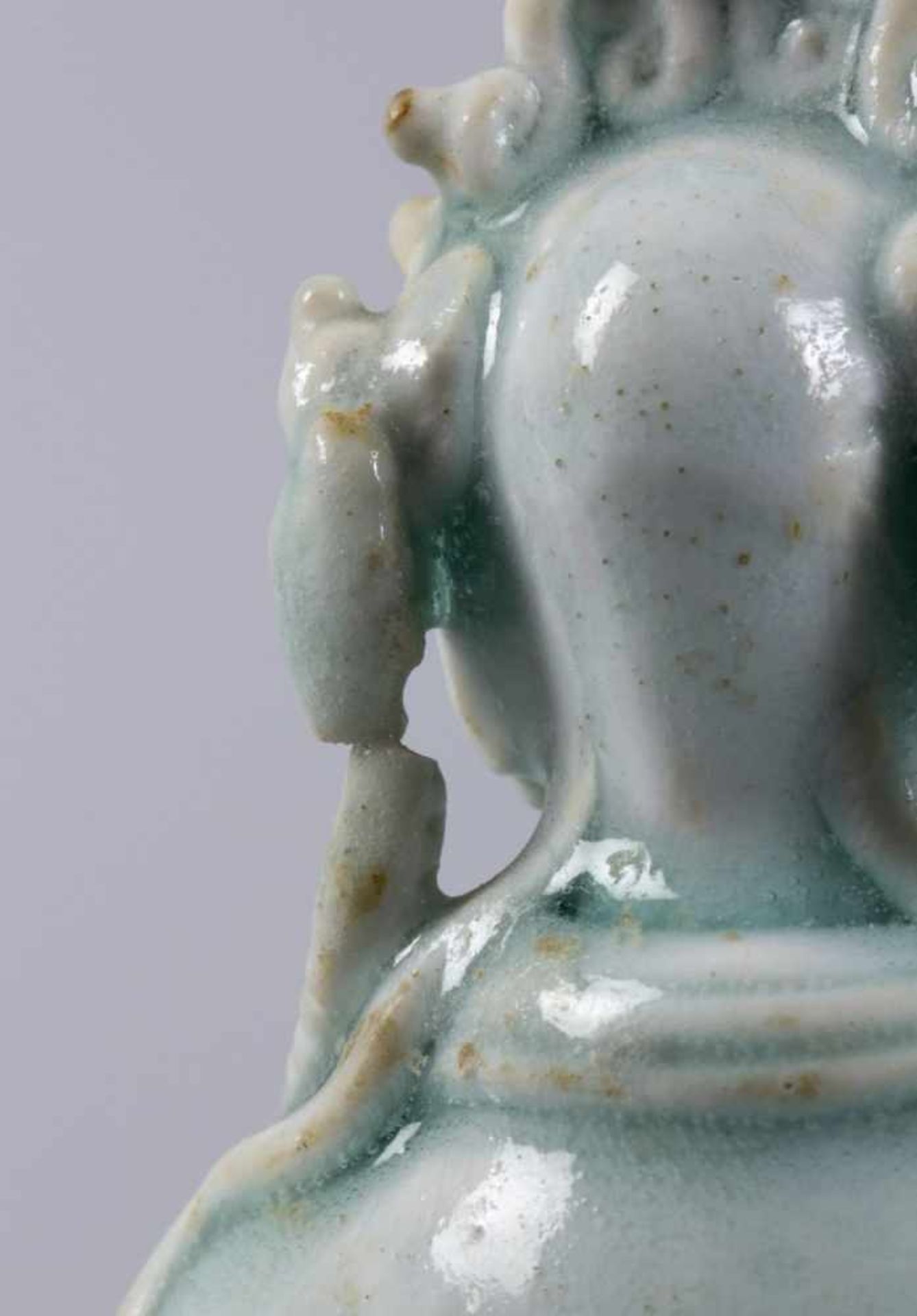 GuanyinPorzellan. Hellgrüne Glasur. Auf Lotossockel sitzend. China, wohl Qing-Dynastie. H. 16,5 - Bild 7 aus 7