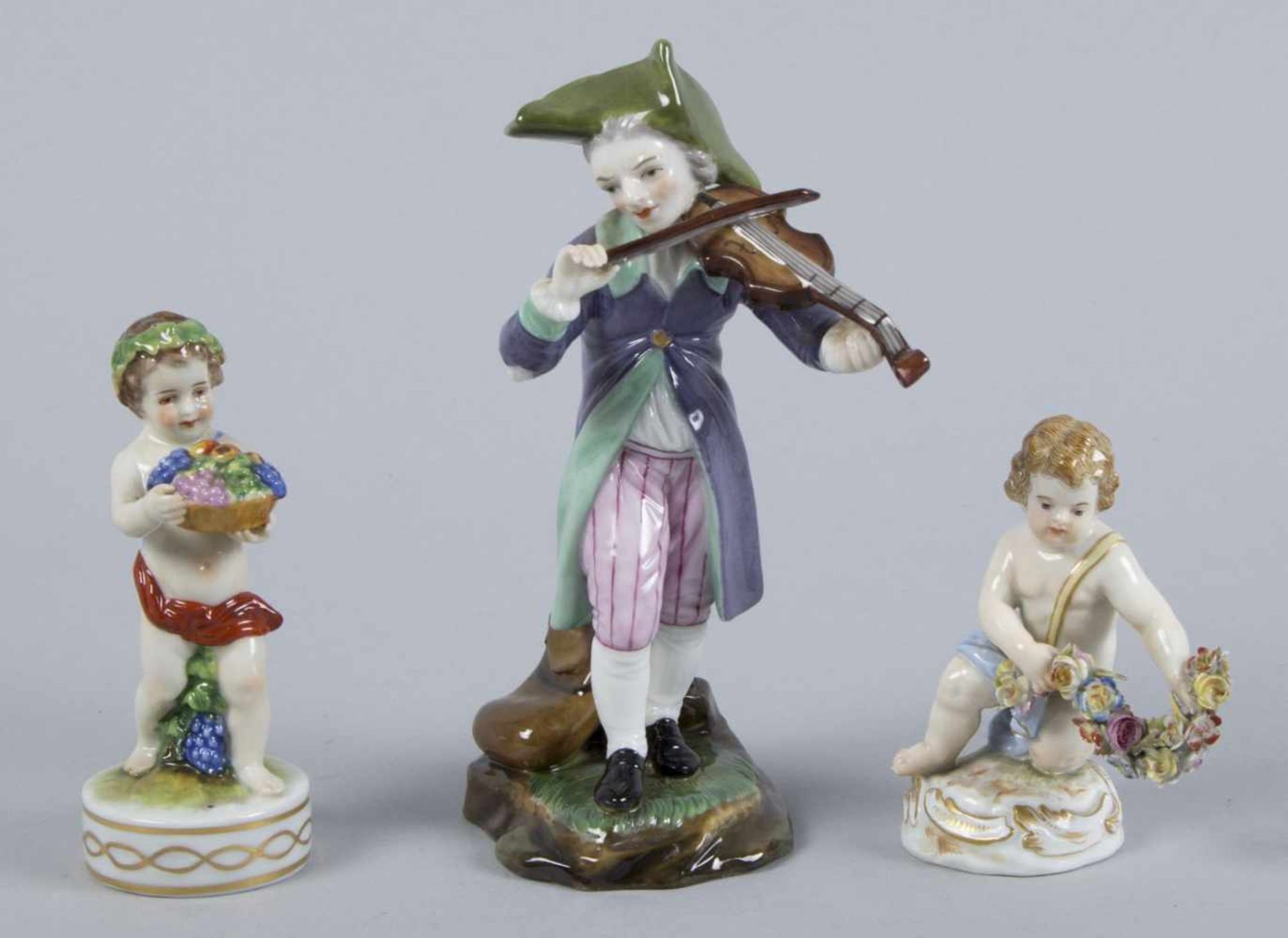 Fiedler und 2 Putten als FloraPolychrome Bemalung. Tlw. Goldstaffage. Marke: u.a. Meissen, um 1870-