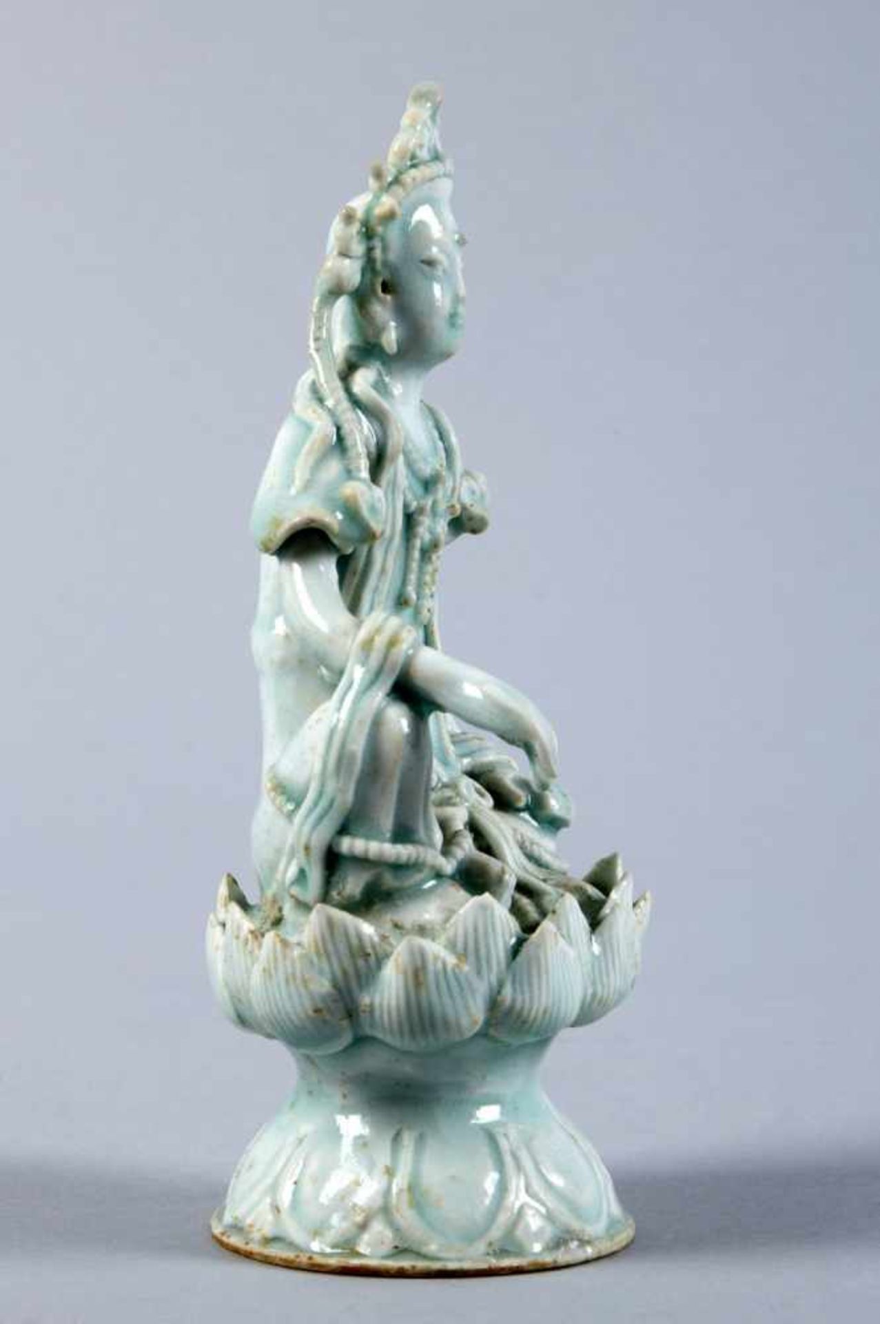 GuanyinPorzellan. Hellgrüne Glasur. Auf Lotossockel sitzend. China, wohl Qing-Dynastie. H. 16,5 - Bild 4 aus 7