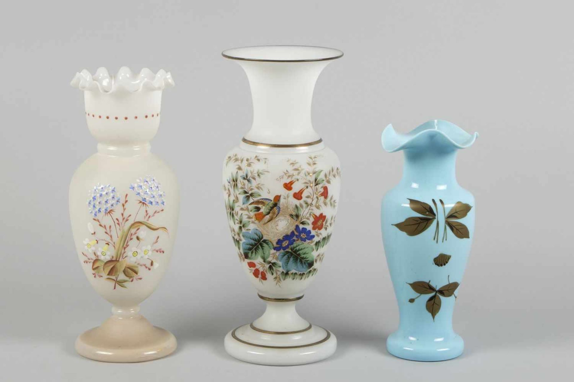 Drei VasenOpalinglas und hellblaues Glas. Versch. Formen und Dekore. Polychrome florale Bemalung.