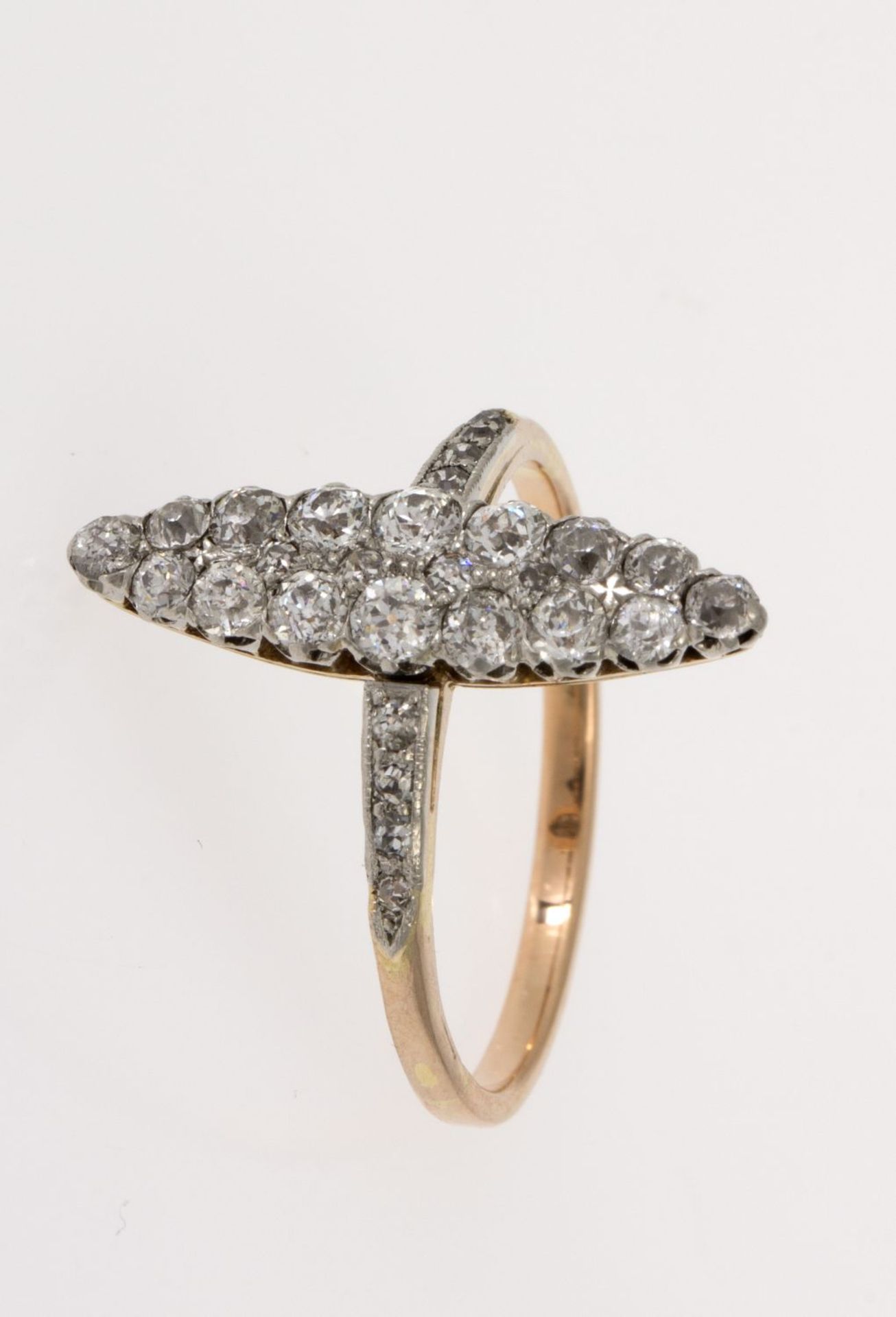 Diamant-RingRoségold 585 (geprüft). Navetteförmiger Ringkopf ausgefasst mit kleinen Altschliff- - Bild 3 aus 3