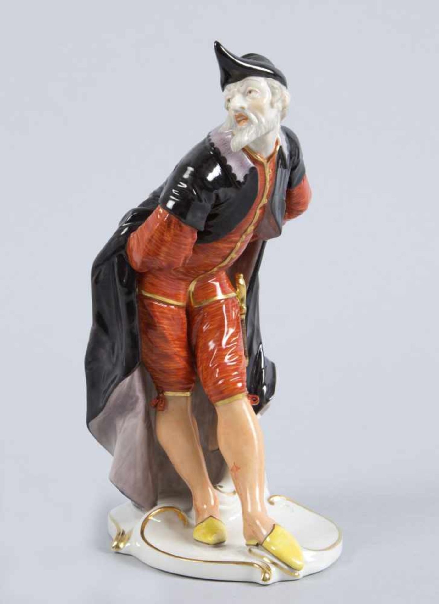 PantaloneFigur aus der Commedia dell'Arte. Polychrome Bemalung. Goldstaffage. Marke: Nymphenburg,