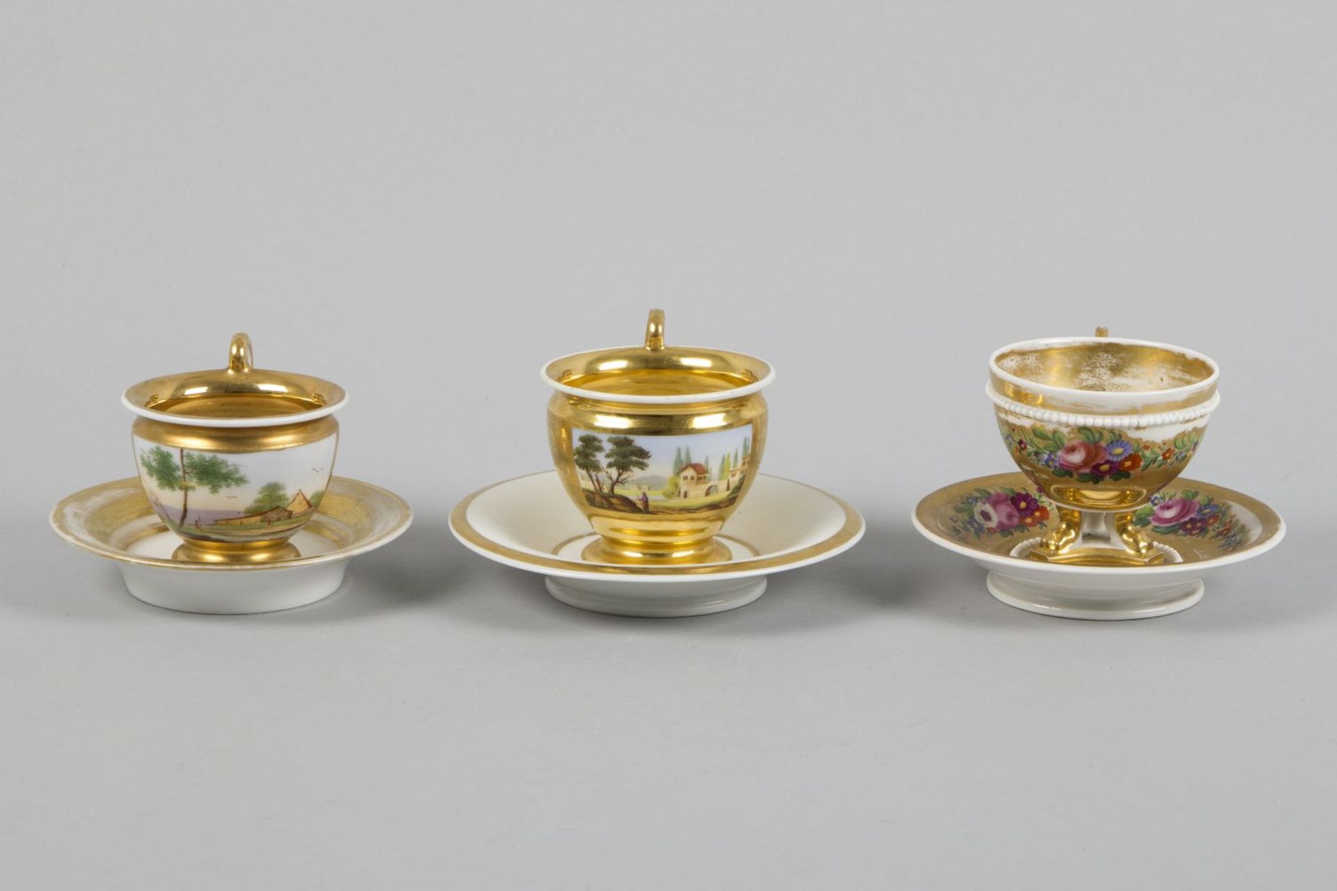 Tasse mit Untertasse, 2 Tassen und 2 UntertassenPolychrome florale Bemalung. Goldstaffage. Versch.