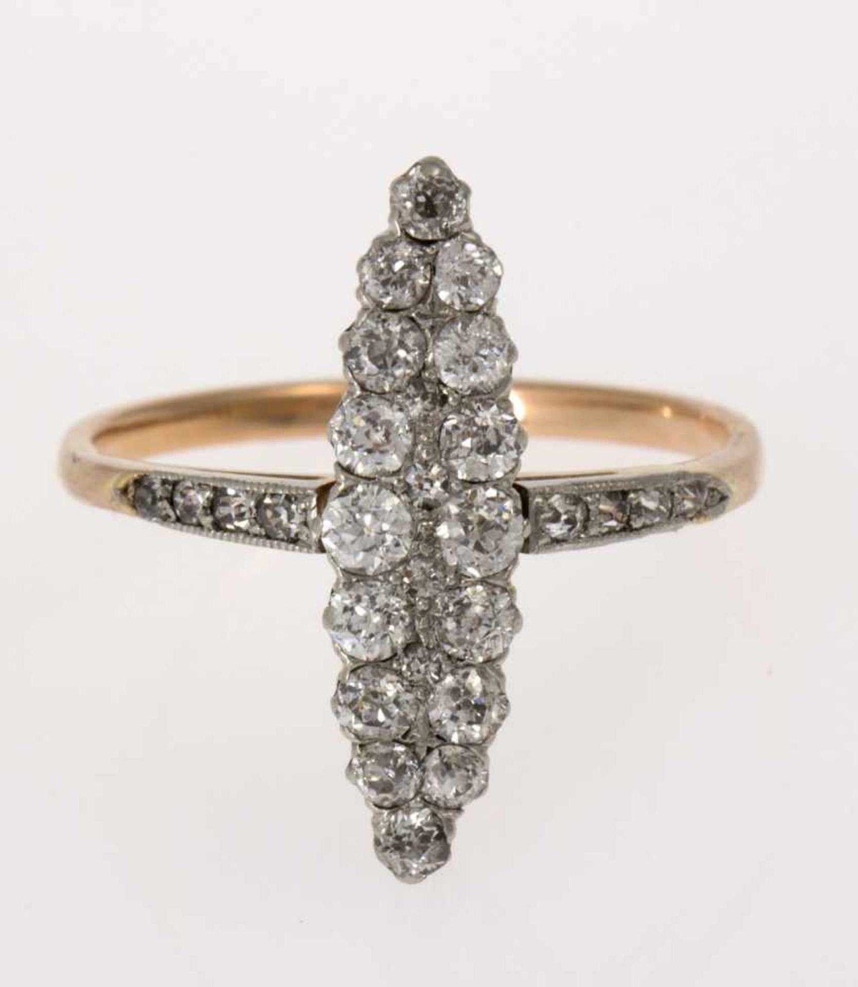 Diamant-RingRoségold 585 (geprüft). Navetteförmiger Ringkopf ausgefasst mit kleinen Altschliff- - Bild 2 aus 3