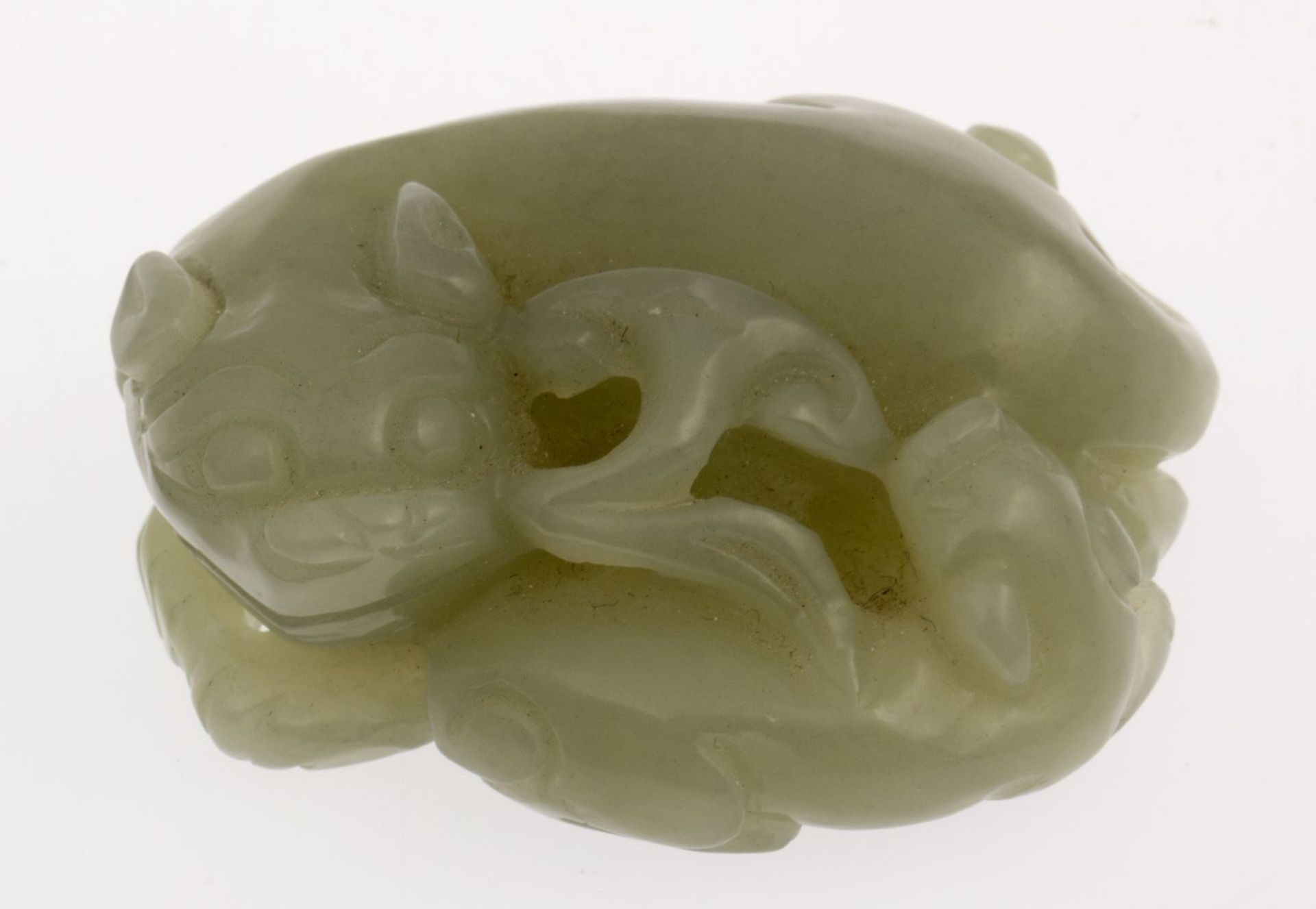 Fo-Hund mit JungemWohl hellgrüne Jade. China, wohl 19./20. Jh. L. 5 cm.- - -27.00 % buyer's
