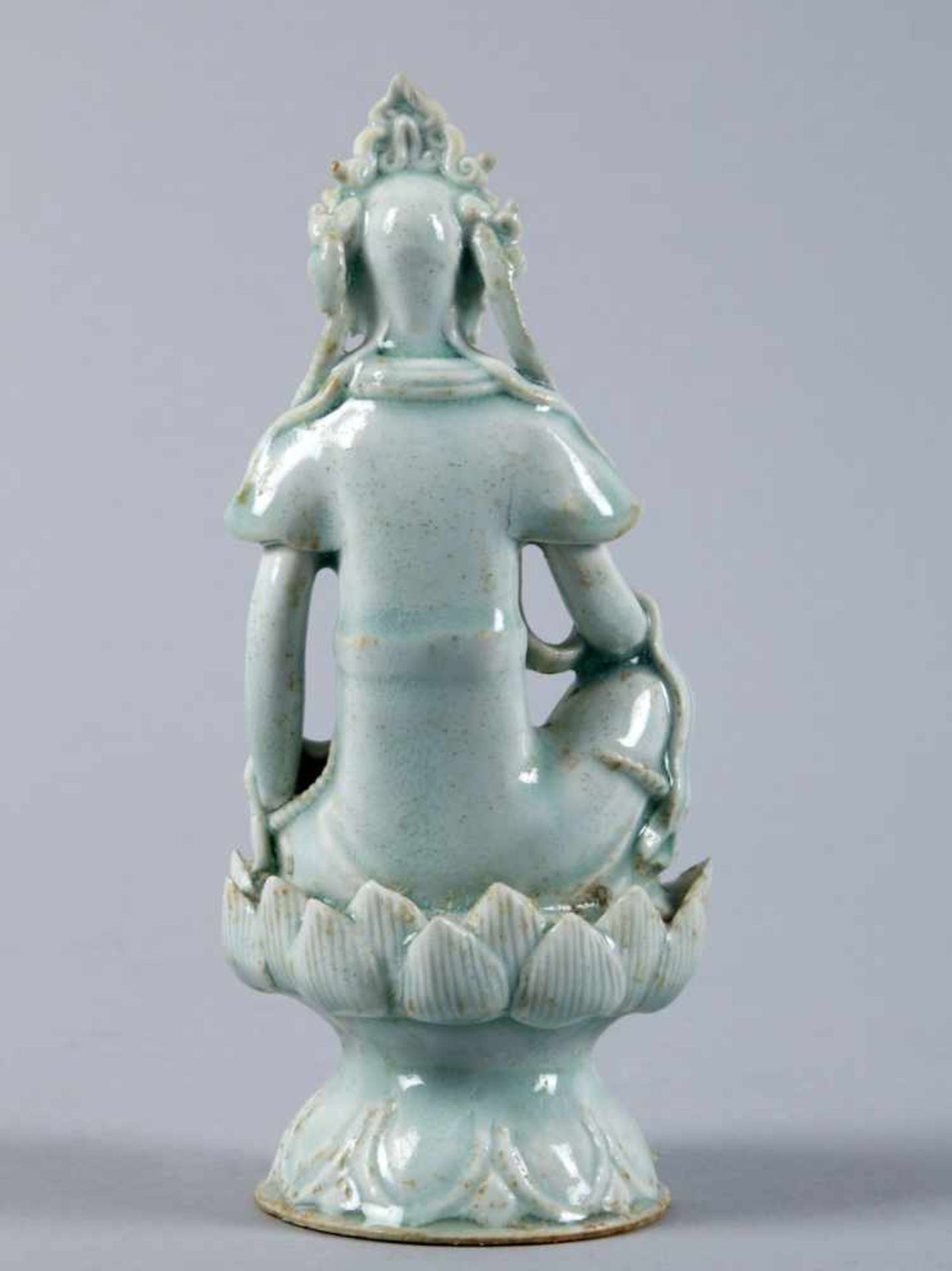 GuanyinPorzellan. Hellgrüne Glasur. Auf Lotossockel sitzend. China, wohl Qing-Dynastie. H. 16,5 - Bild 3 aus 7