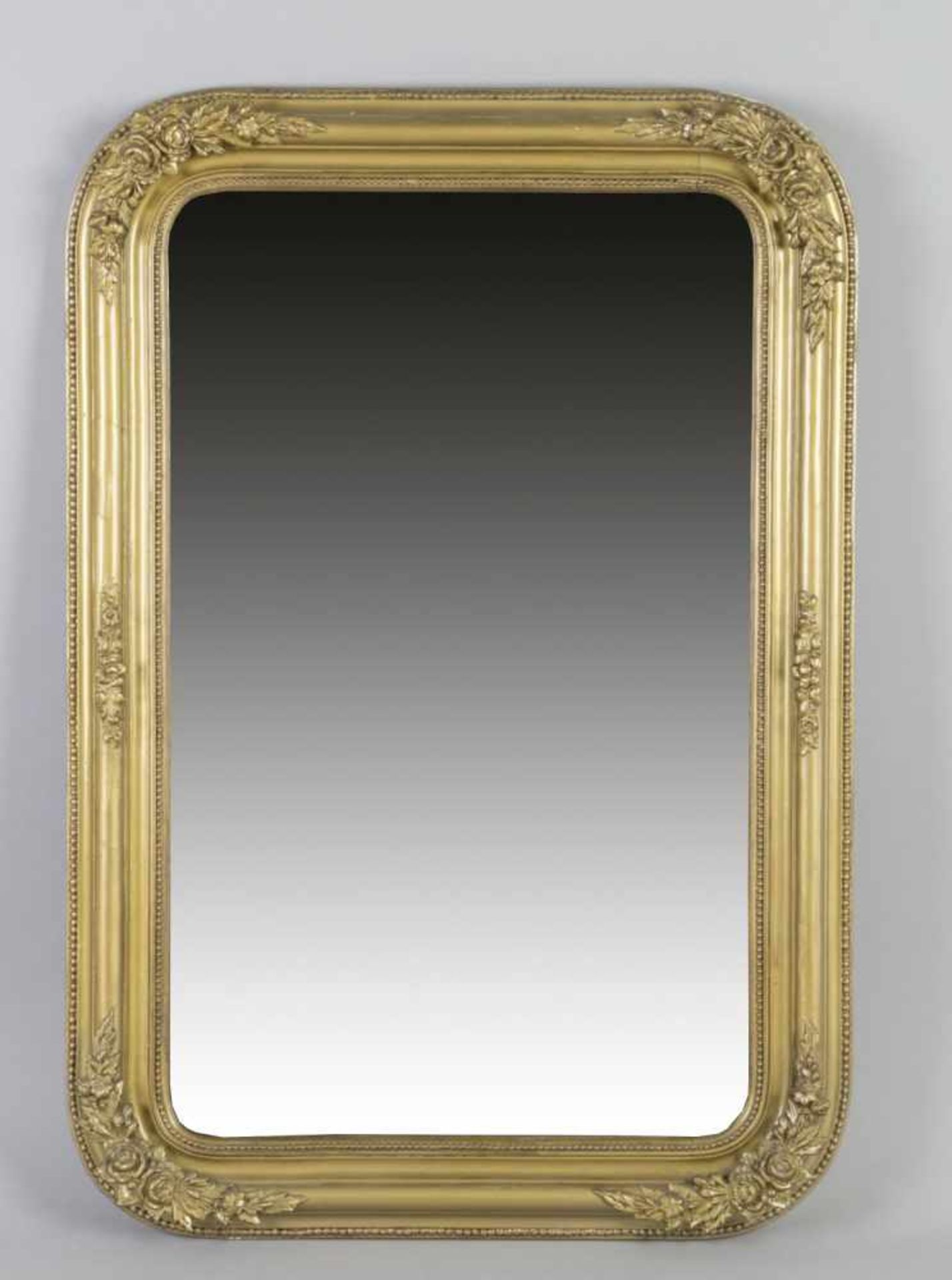 WandspiegelHolz. Goldfassung. Gerundete Ecken. Reliefdekor. 100 x 68 cm. Alterssp.- - -27.00 %