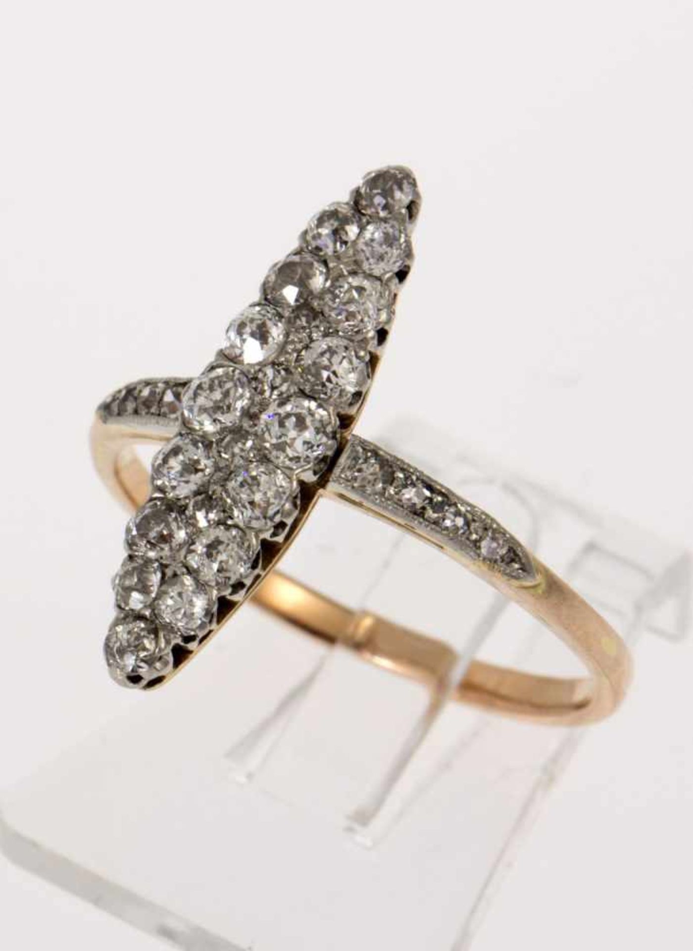 Diamant-RingRoségold 585 (geprüft). Navetteförmiger Ringkopf ausgefasst mit kleinen Altschliff-