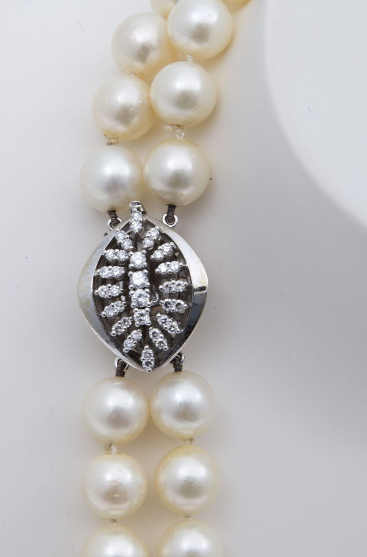 Feines Perlencollier, 2-reihigChampagnerfarbene Akoya-Zuchtperlen, D. ca. 8,99-9,12 mm. - Bild 2 aus 2